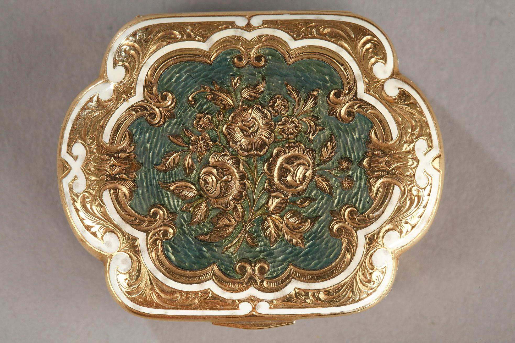 Box in gold and enamel with scalloped edges. The lid is decorated with a guilloche polylobed medallion and decorated at its center with a bouquet of roses. This pattern left in reserve stands out against a background of translucent green enamel. The