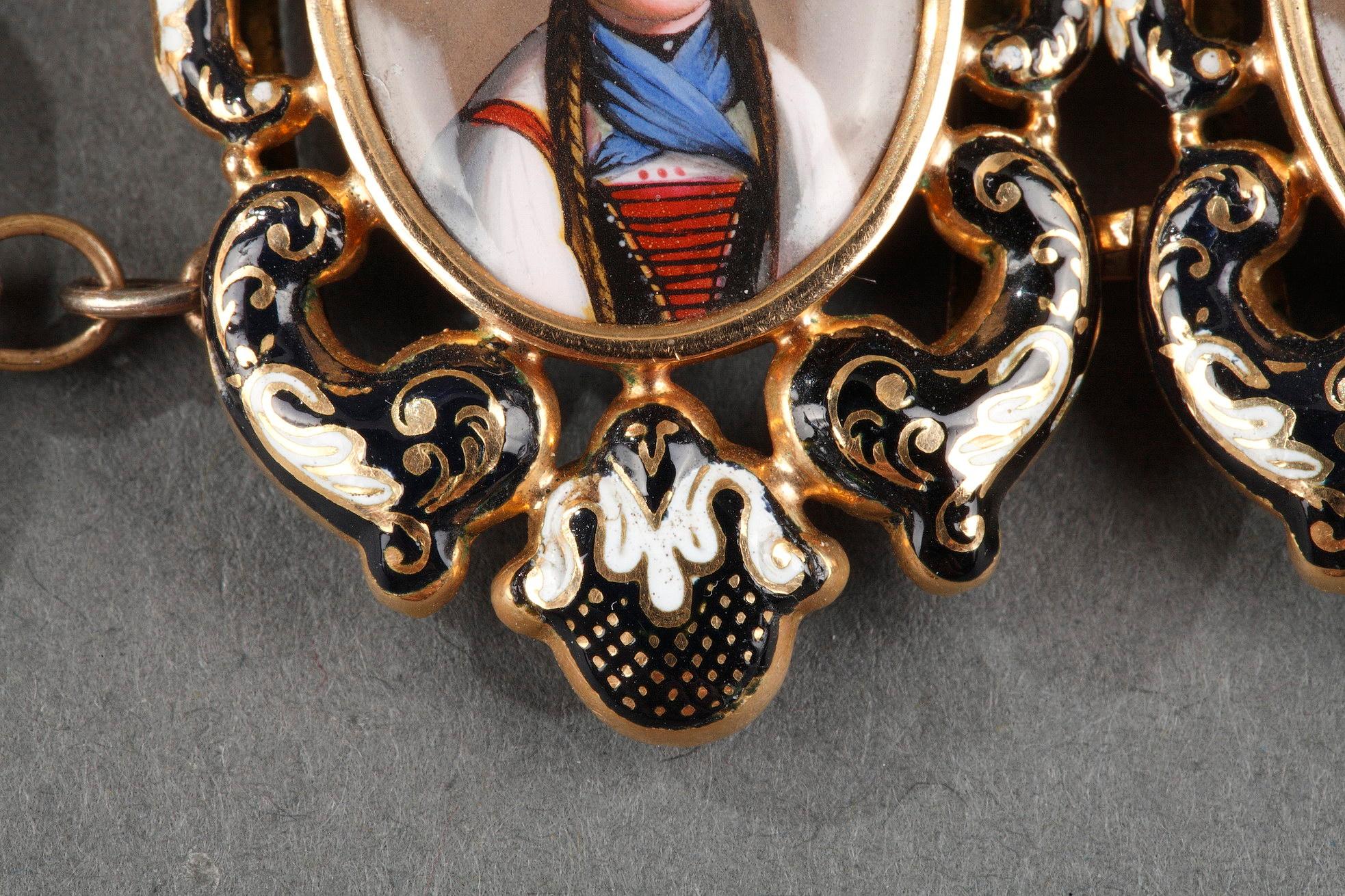 Bracelet en or et émail, milieu du XIXe siècle en vente 11