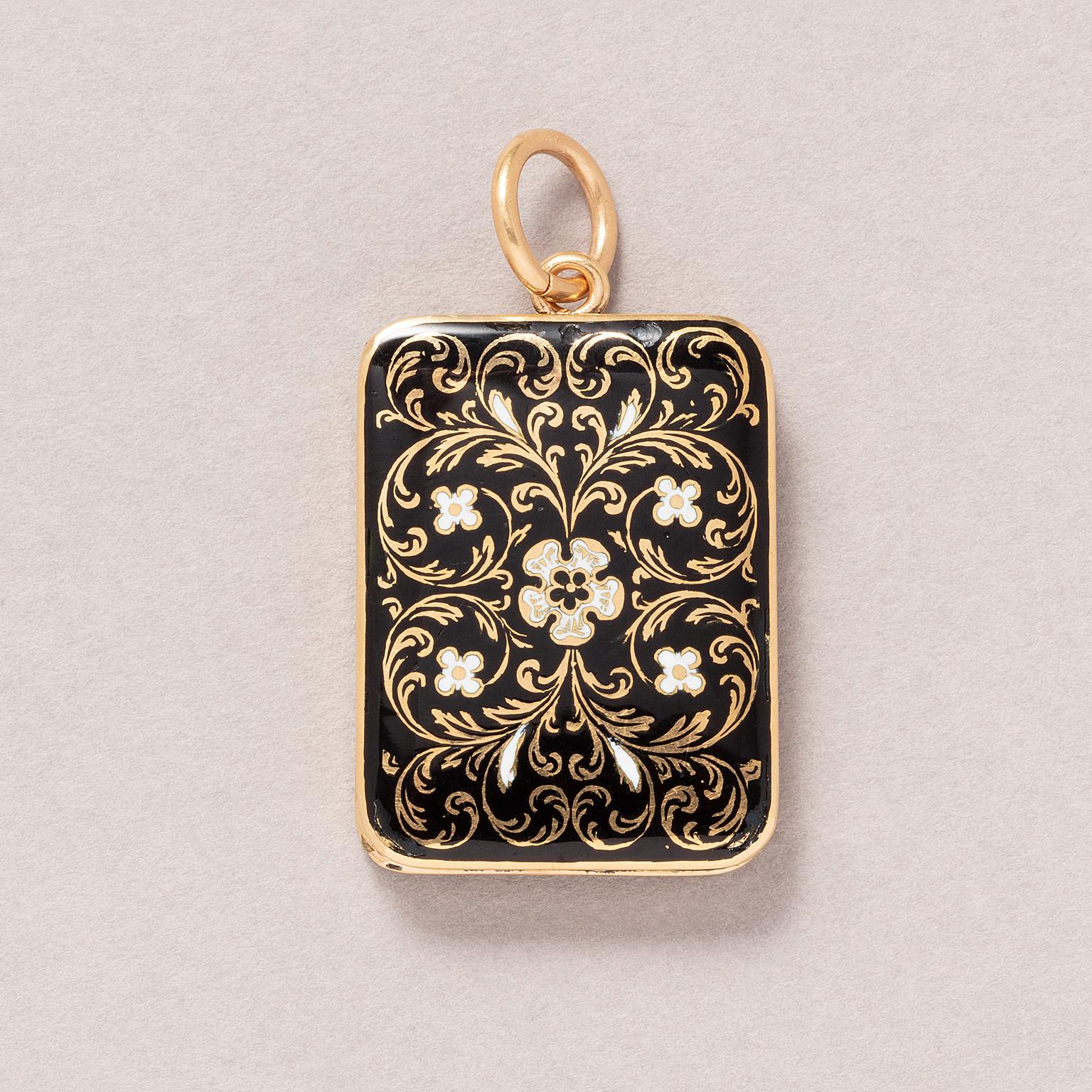 An 18 carat yellow gold rectangular vinaigrette pendant decorated with leaves and curls in gold and champlevé enamel, the grille is also decorated with golden leaves, France 1809-1819.

weight: 12.08 g
dimensions: 2.4 x 1.7 cm