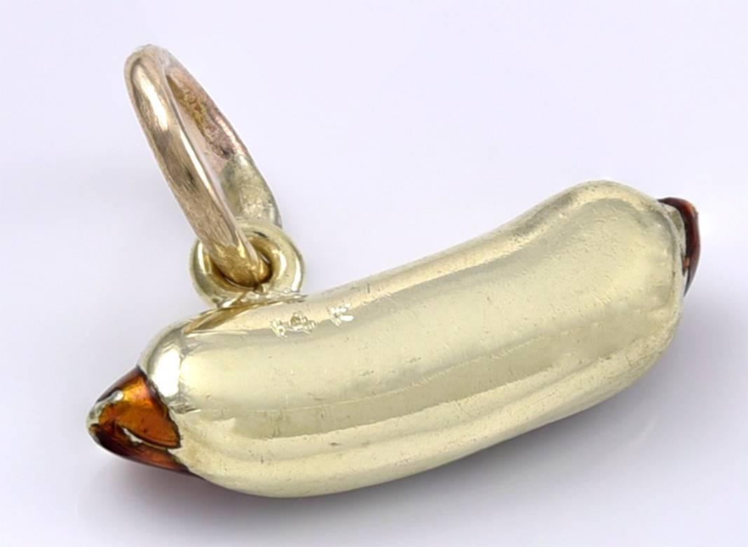 Hot Dog Charme aus Gold und Emaille im Zustand „Hervorragend“ im Angebot in New York, NY
