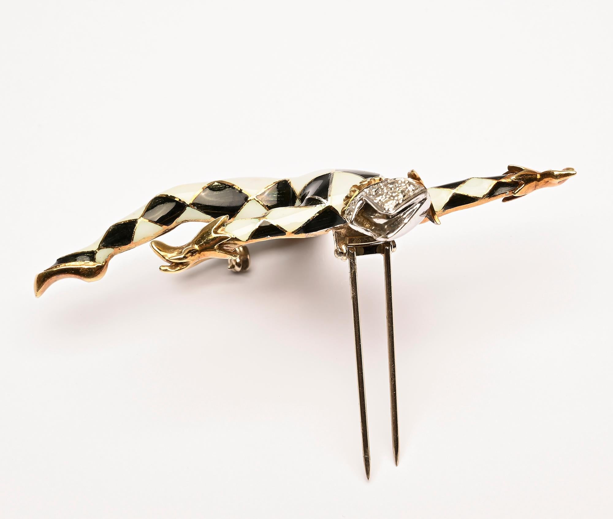 Moderne Broche bouffon en or et émail en vente