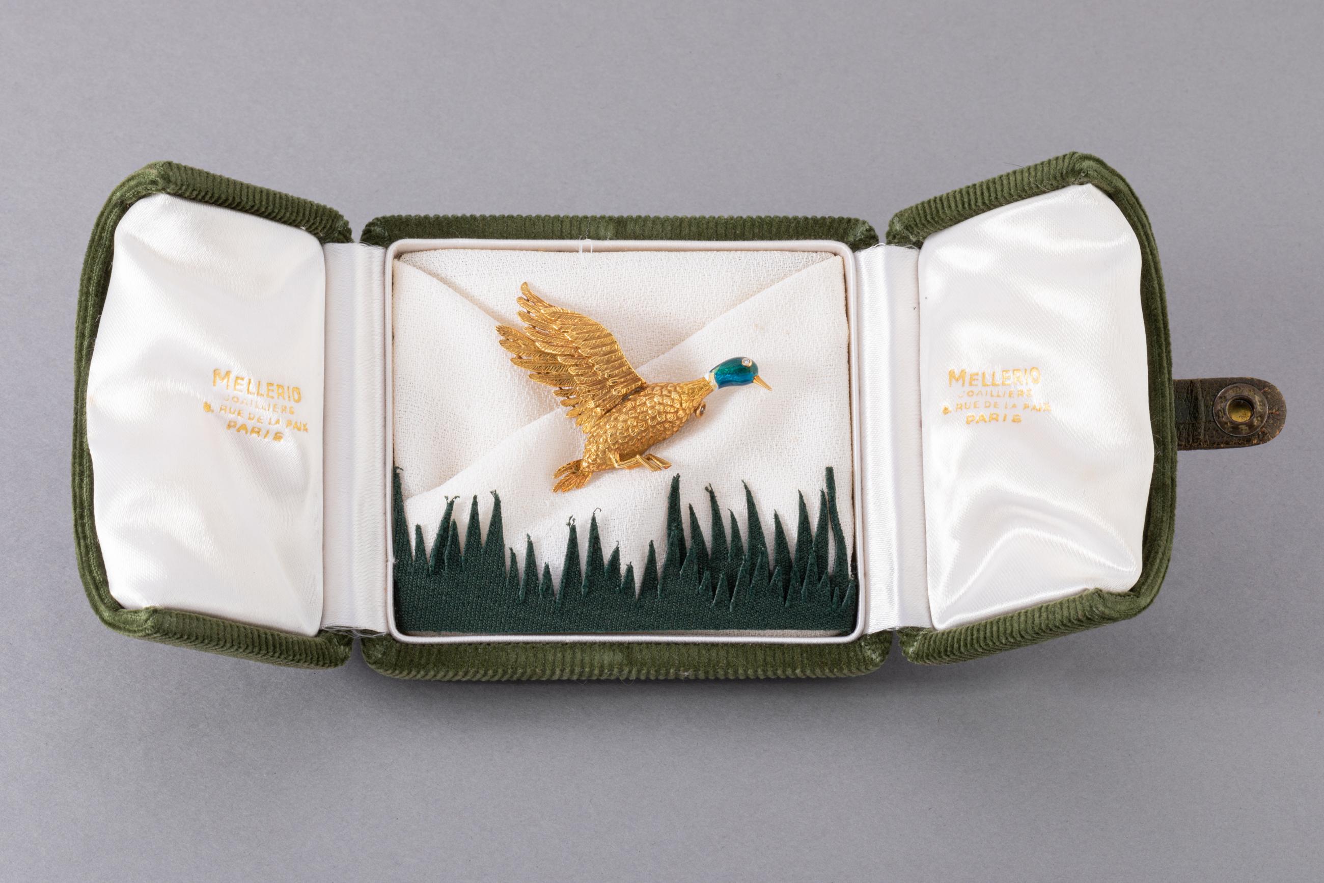Une jolie broche vintage, fabriquée par Mellerio Paris, dans sa boîte d'origine.
Réalisé en or jaune 18k, émail vert et un diamant.
L'oiseau mesure 4,8n cm.
Poids total : 9,70 grammes