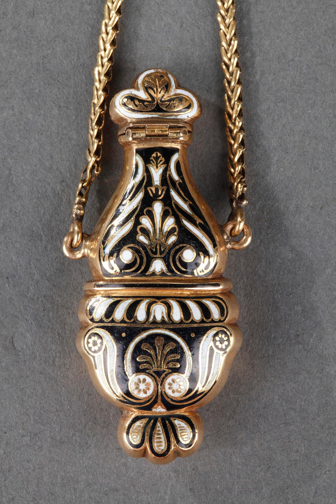 Women's or Men's Gold and Enamel Perfum Bottle, Restauration Period, Circa 1830-1840 For Sale