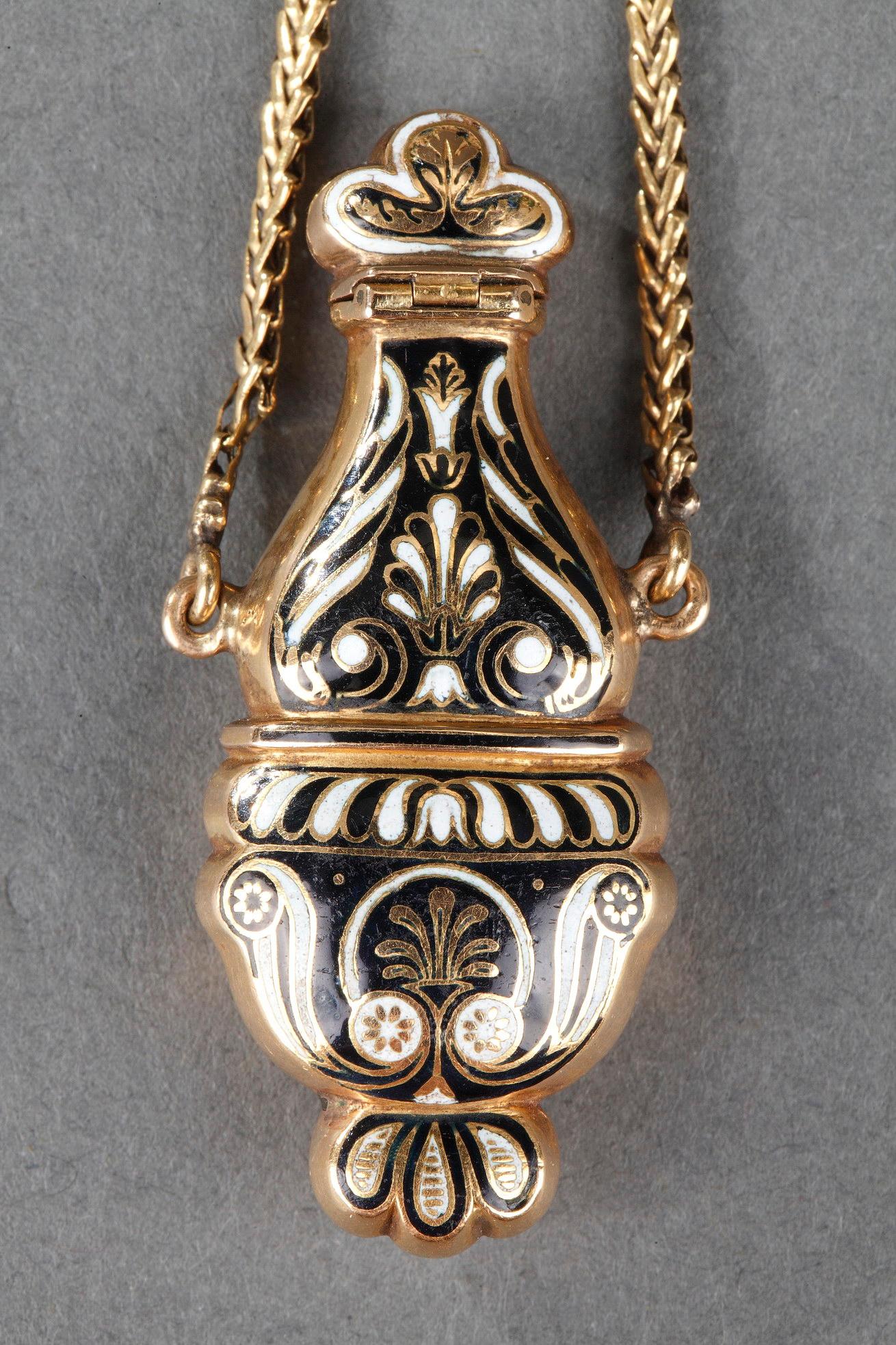 Gold and Enamel Perfum Bottle, Restauration Period, Circa 1830-1840 For Sale 1