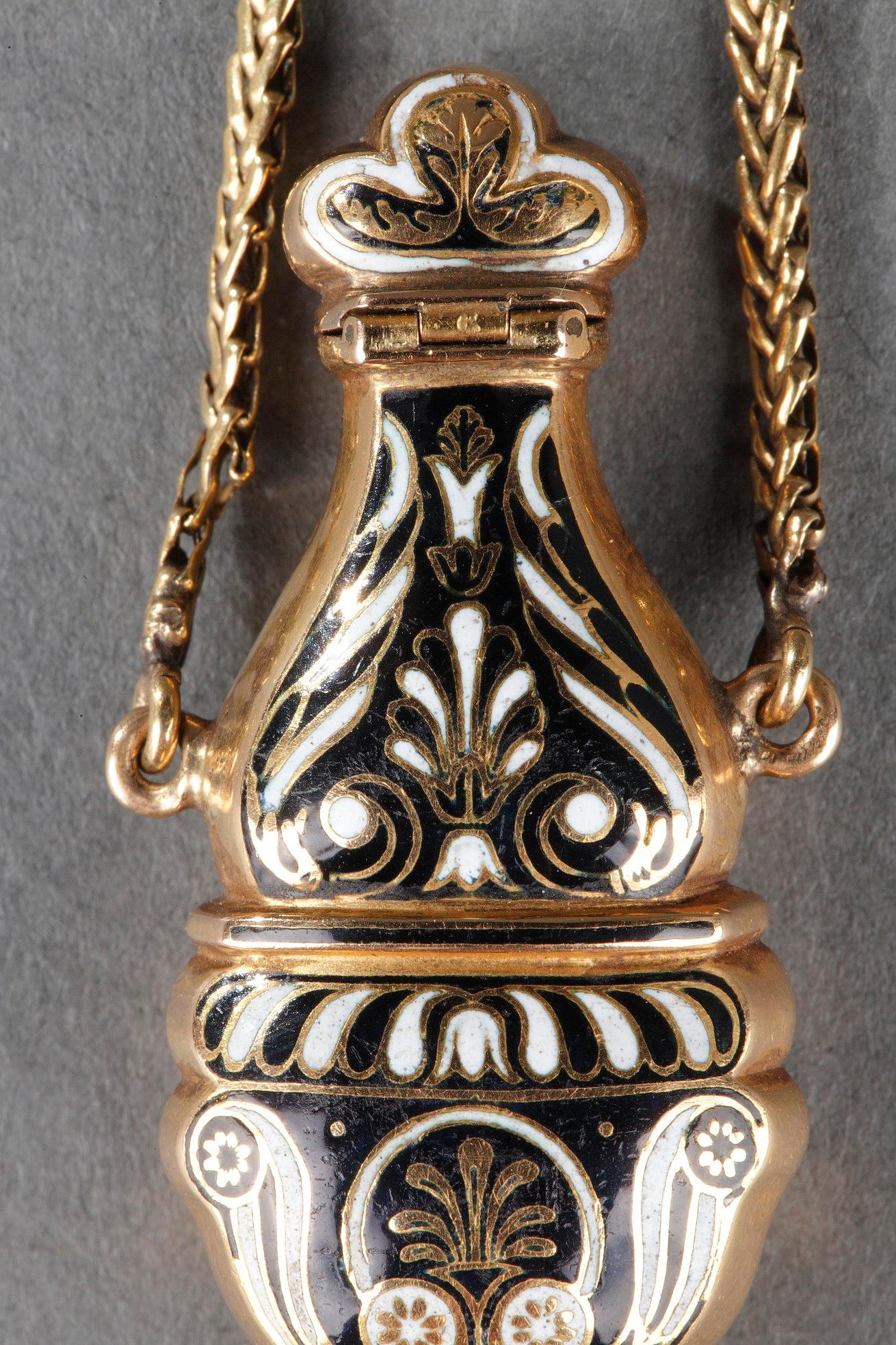 Gold and Enamel Perfum Bottle, Restauration Period, Circa 1830-1840 For Sale 2