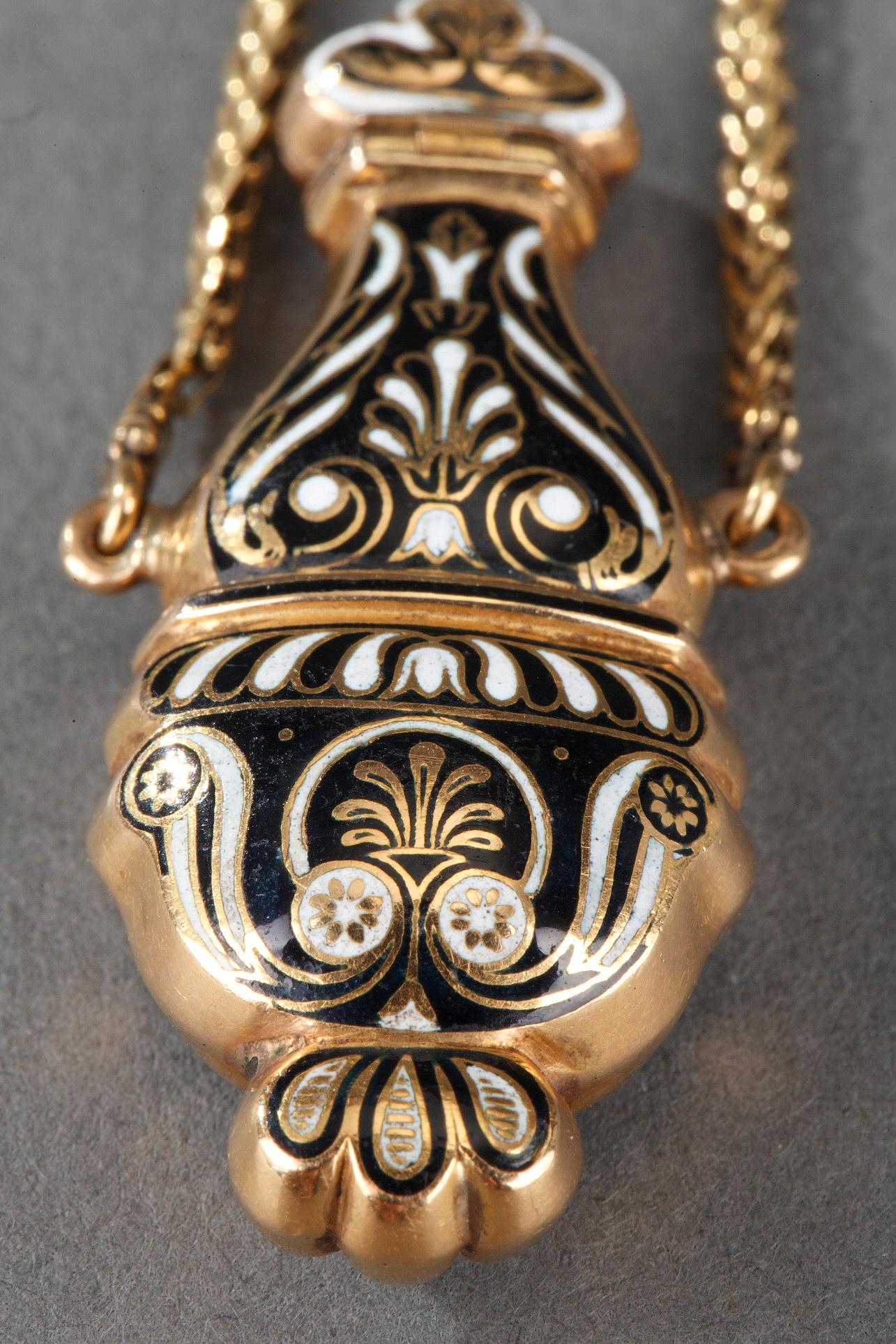 Gold and Enamel Perfum Bottle, Restauration Period, Circa 1830-1840 For Sale 3