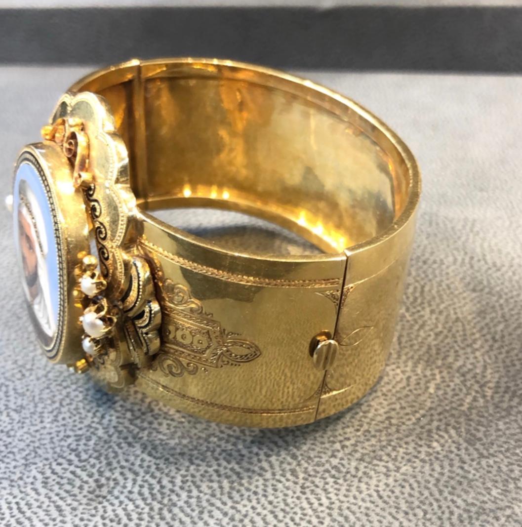 Bracelet manchette en or et émail, portrait en émail d'un roi du Moyen-Orient avec 3 perles sur les côtés
36,2 grammes

