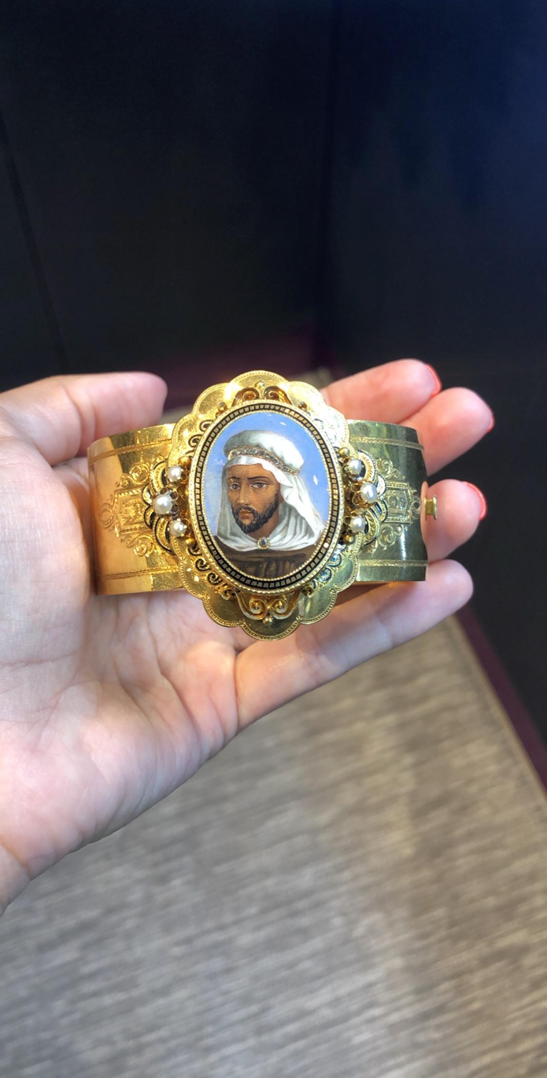 Bracelet manchette avec portrait en or et émail Excellent état - En vente à New York, NY