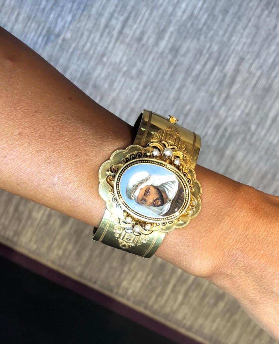 Gold und Emaille Portrait Manschettenarmband für Damen oder Herren im Angebot