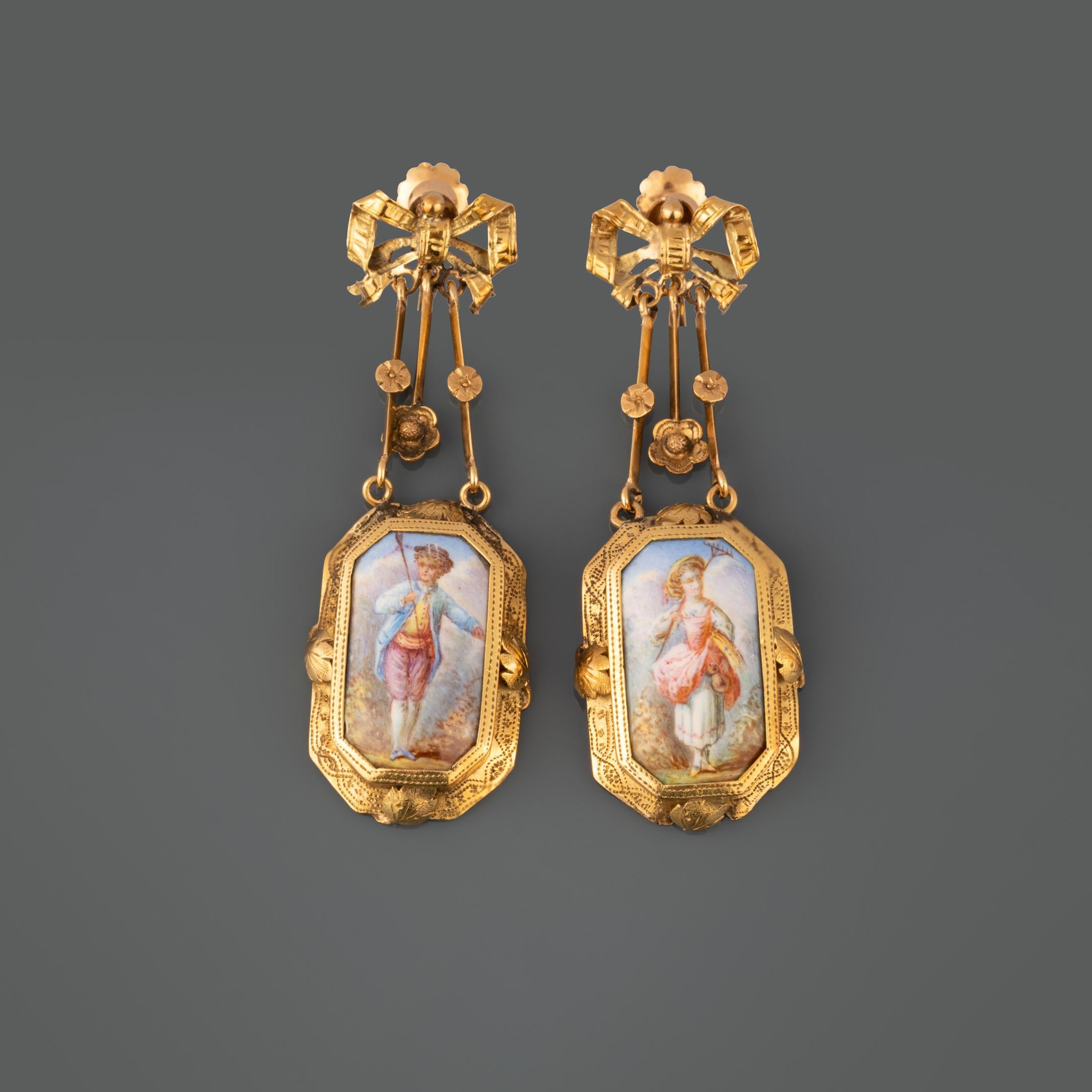 A very lovely pair of antique earrings, European made circa 1860.

Made in yellow gold 18K. French assay mark: the owl.

Covered with a painted enamel.

Dimension: 43mm height, 14mm width.

Weight: 8.90 grams