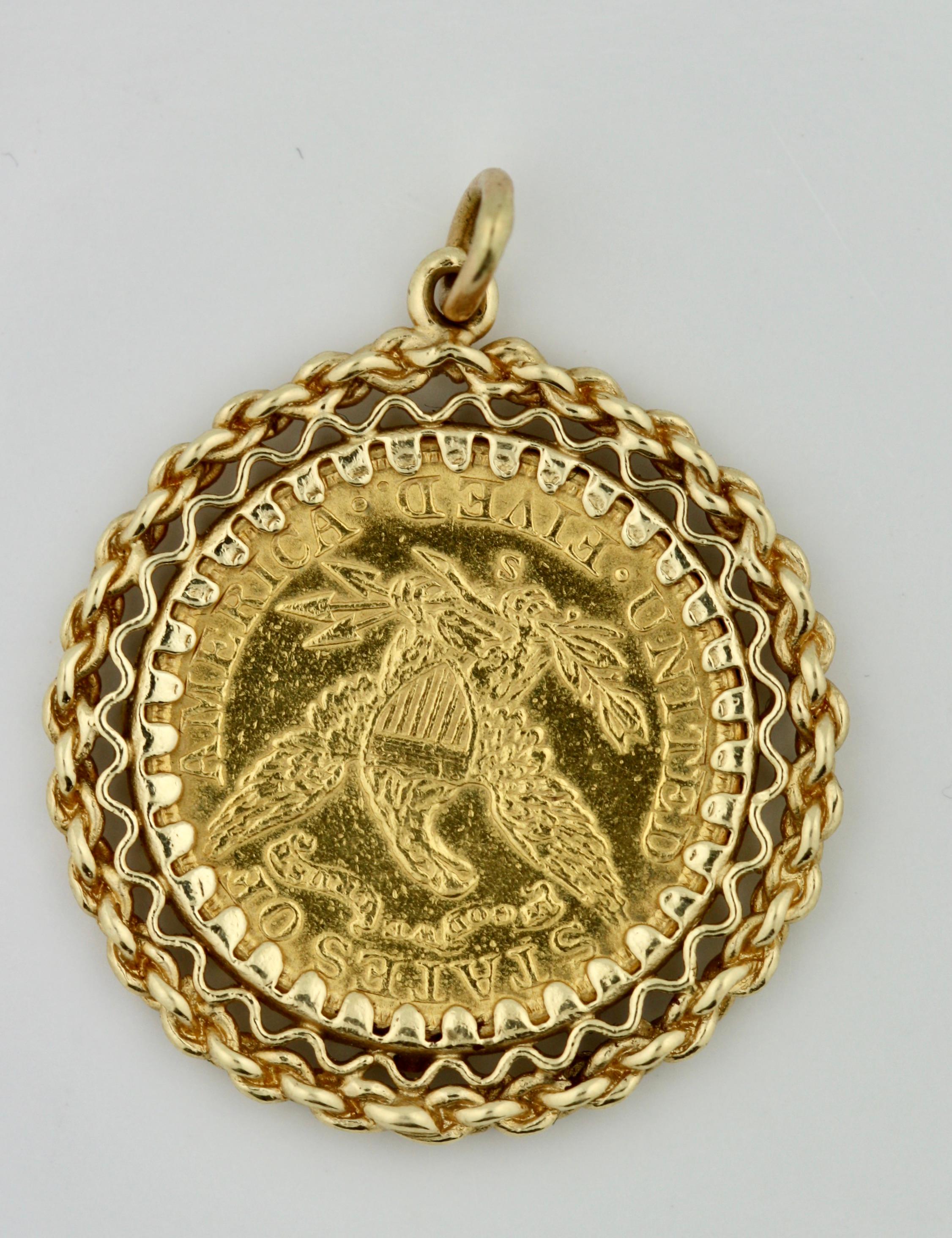 Gold und Fünf-Dollar-Goldmünzen-Anhänger
Retikulierter Revival-Stil mit einer 5-Dollar-Goldmünze der Vereinigten Staaten von 1901 in einem dekorativen 14-karätigen Goldrahmen, 31 x 26 mm, Bruttogewicht 12,3 Gramm