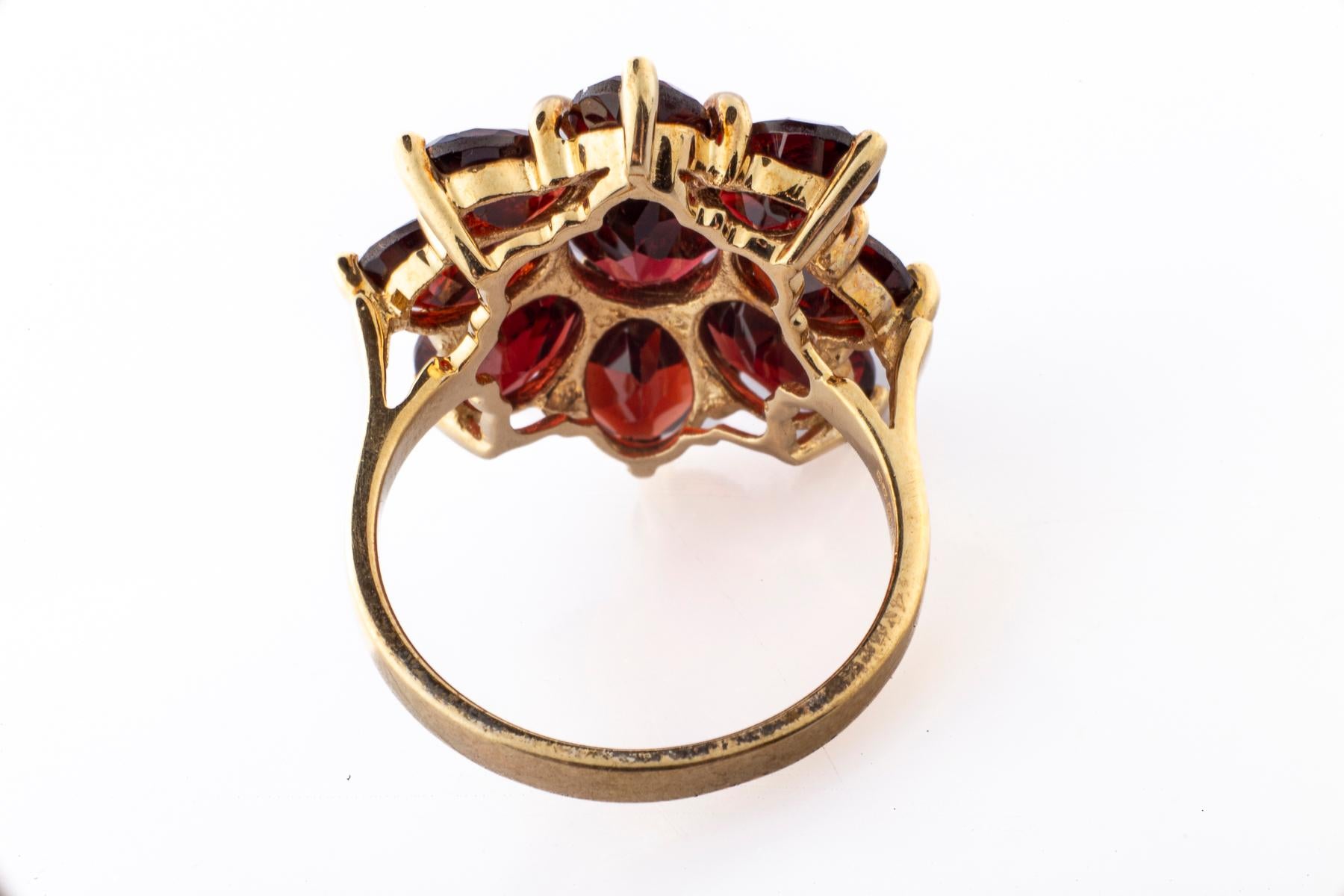 Gold and Garnet Mid Century Flower Ring In Excellent Condition For Sale In Stamford, CT