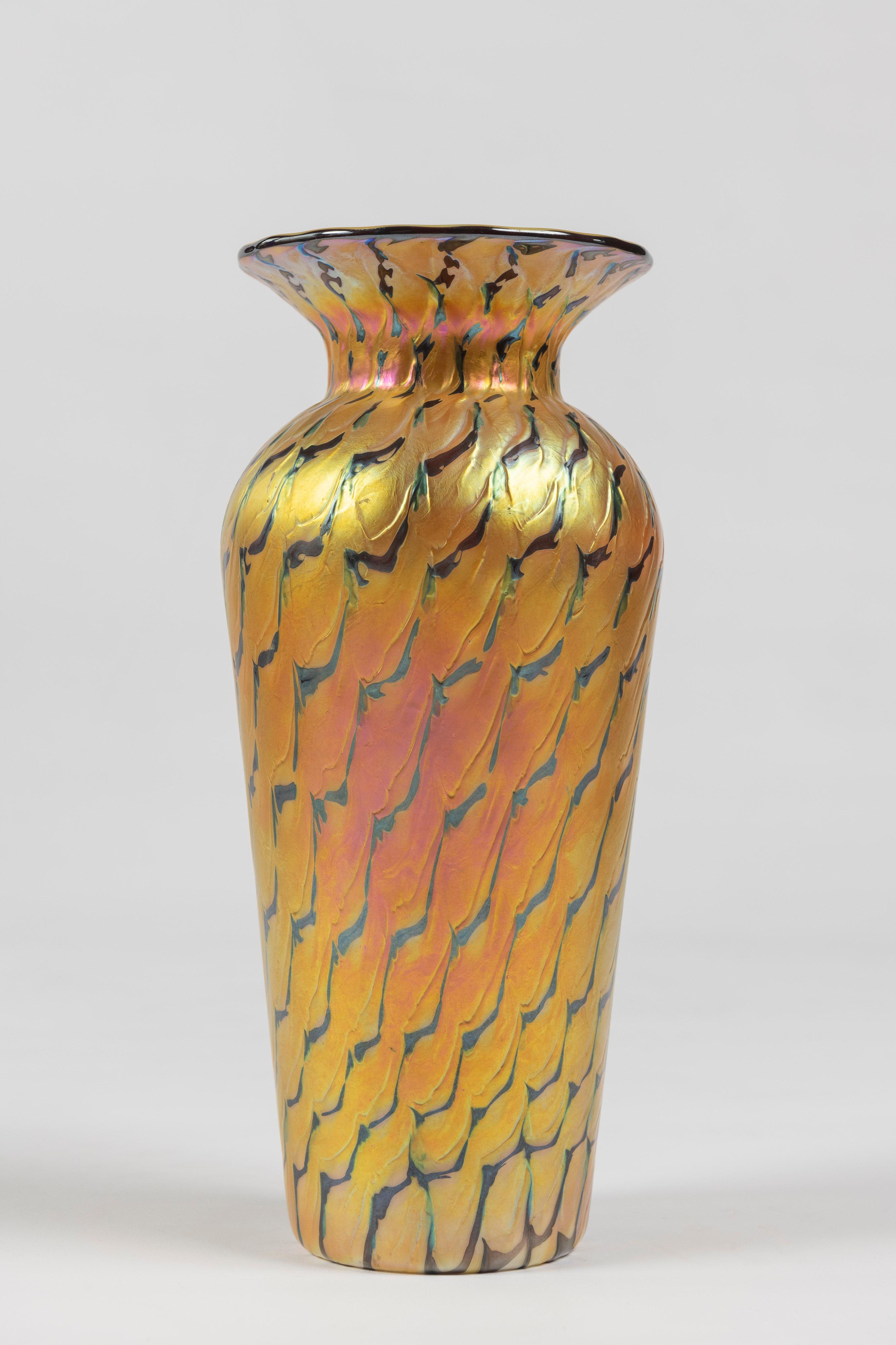 Gold and Green Iridescent Art Glass Vase, Lundberg Studios of California, Signed In Good Condition For Sale In San Francisco, CA