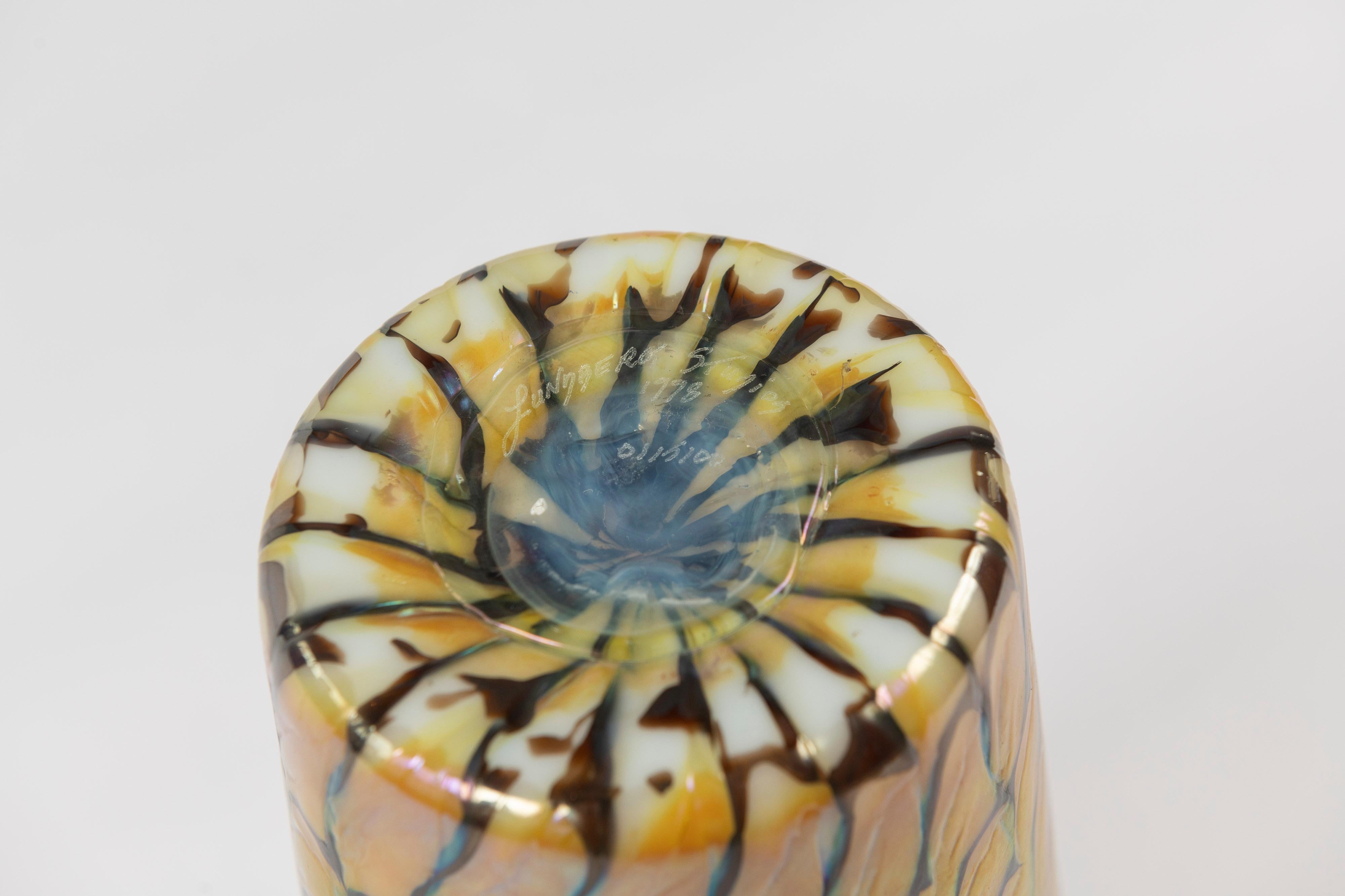 Verre d'art Vase en verre d'art irisé or et vert, Lundberg Studios of California, signé en vente