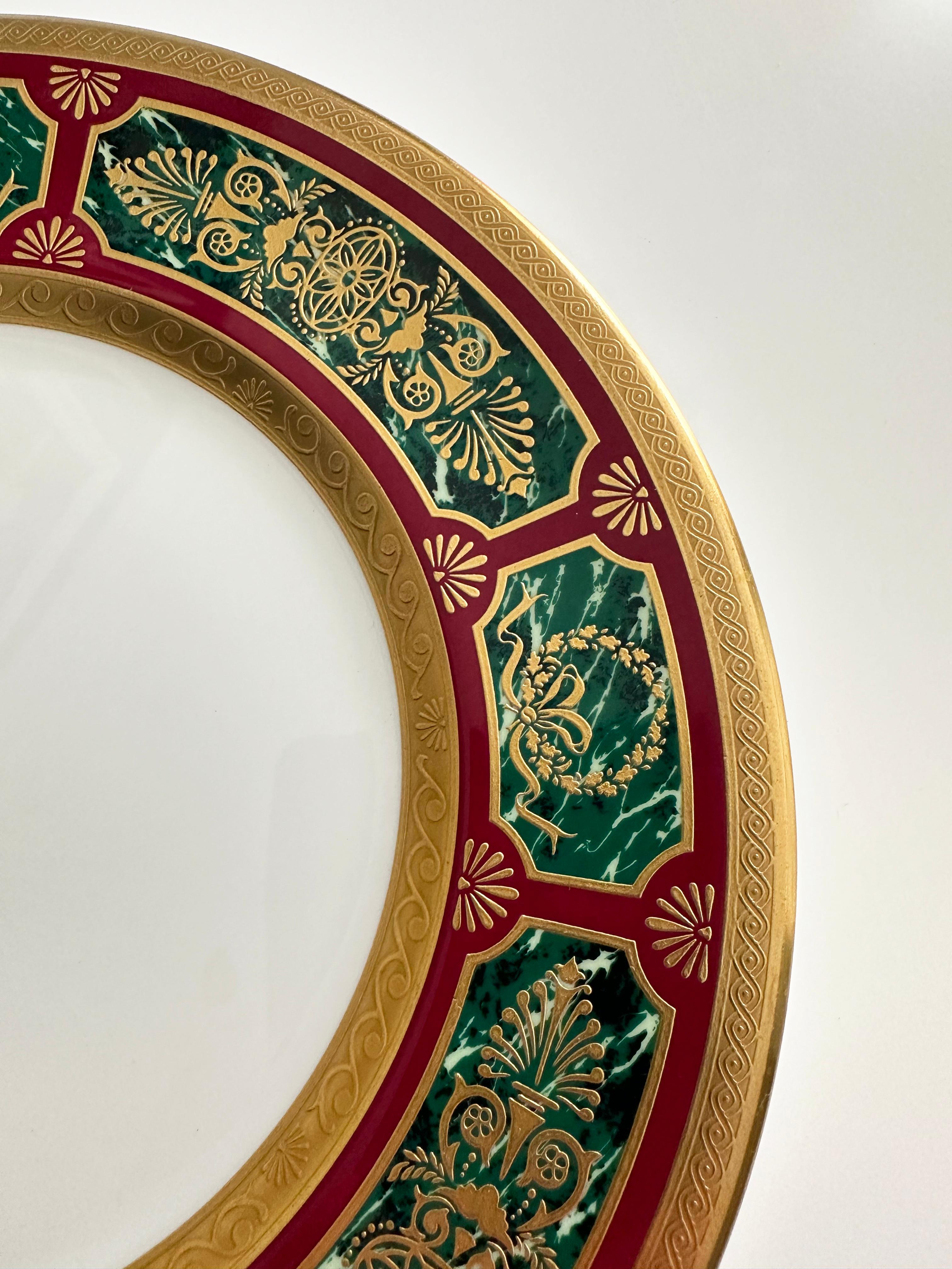 Plato decorativo dorado y verde de estilo barroco de De Lamerie Barroco en venta