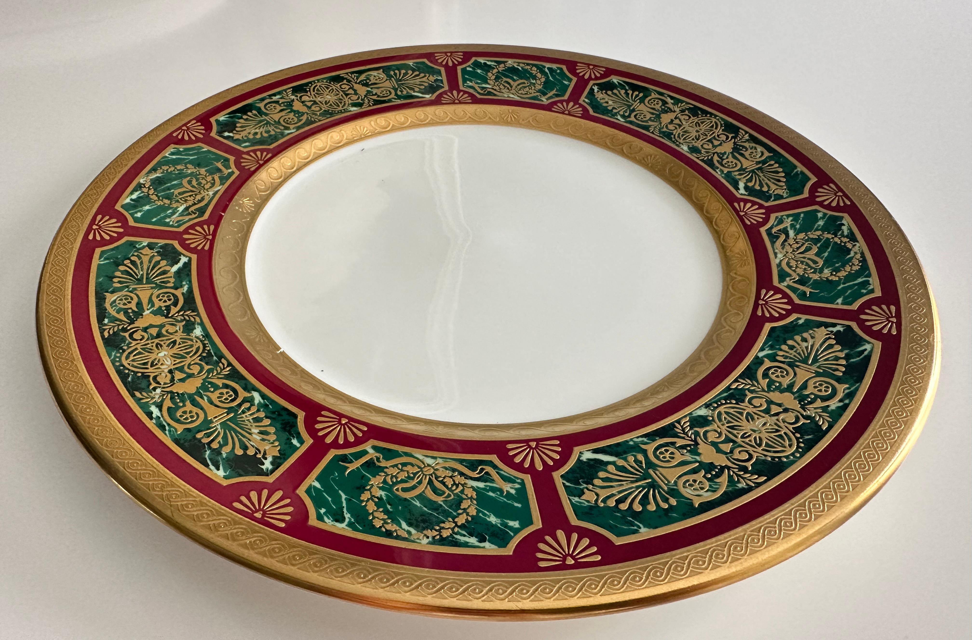 Plato decorativo dorado y verde de estilo barroco de De Lamerie Inglés en venta