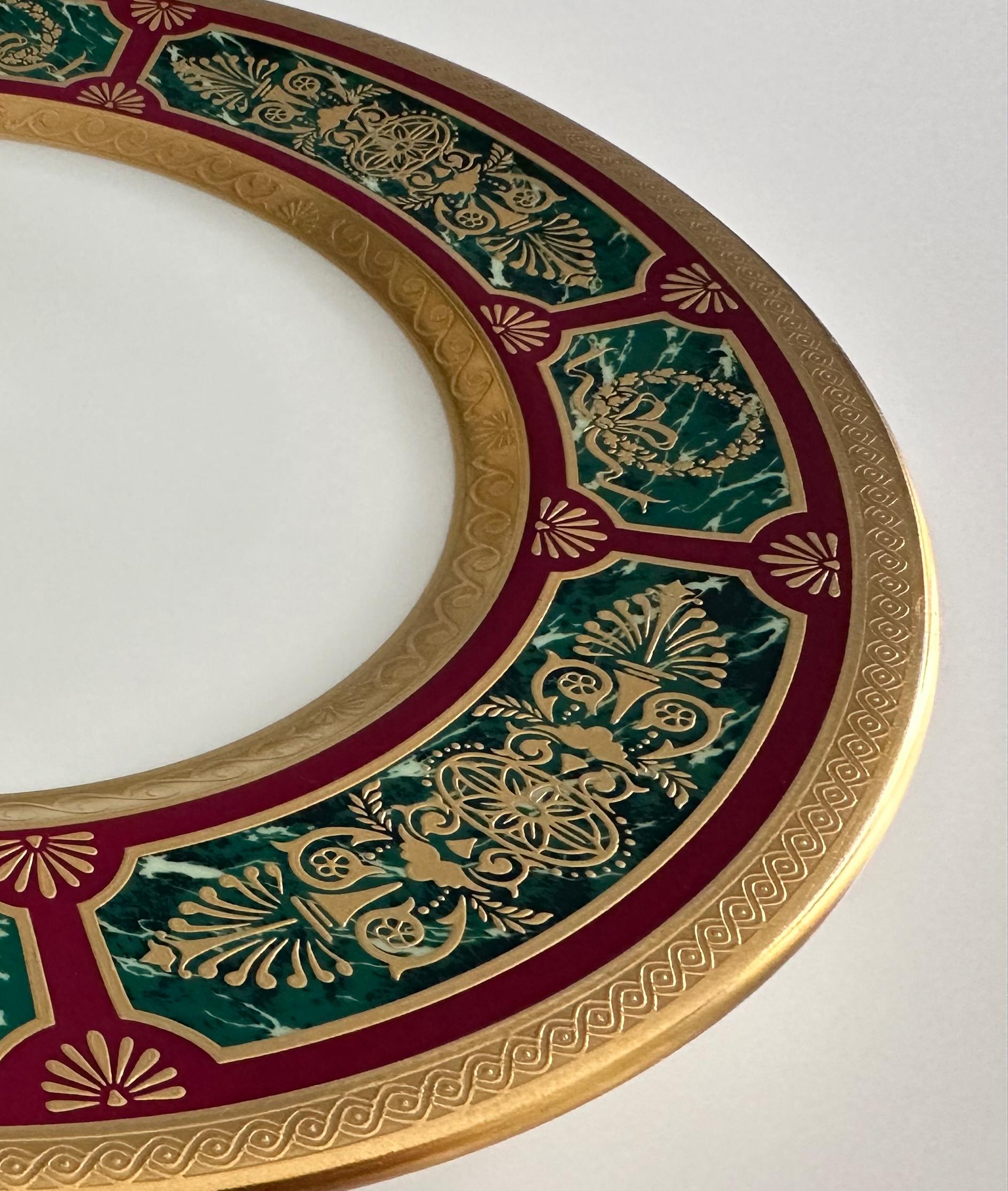 Plato decorativo dorado y verde de estilo barroco de De Lamerie Chapado en oro en venta