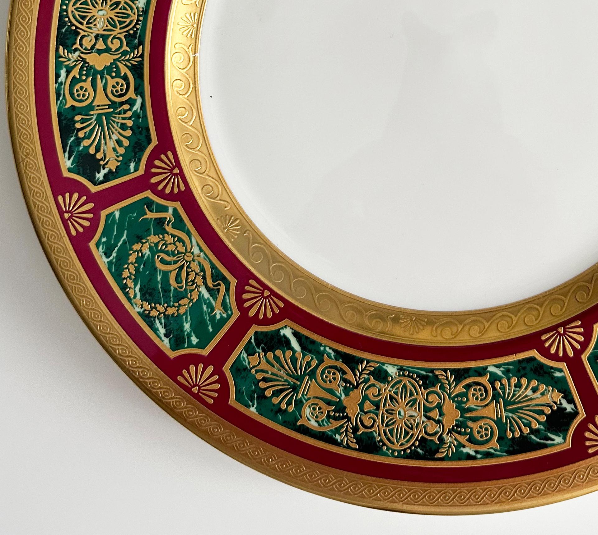 Plato decorativo dorado y verde de estilo barroco de De Lamerie en venta 1