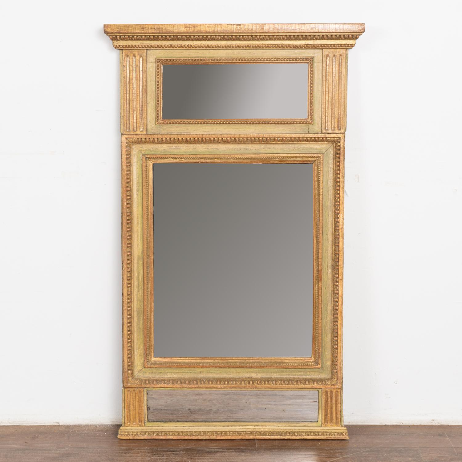 Gustavien Miroir Trumeau peint en or et en vert, Suède vers 1820-40 en vente