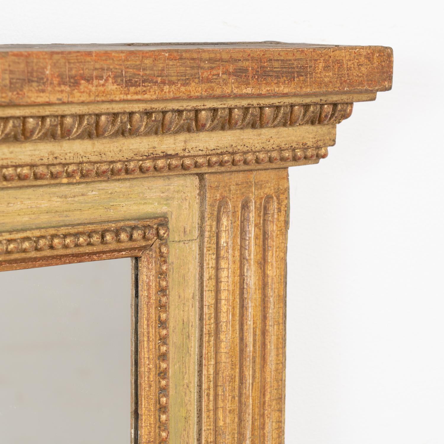 XIXe siècle Miroir Trumeau peint en or et en vert, Suède vers 1820-40 en vente