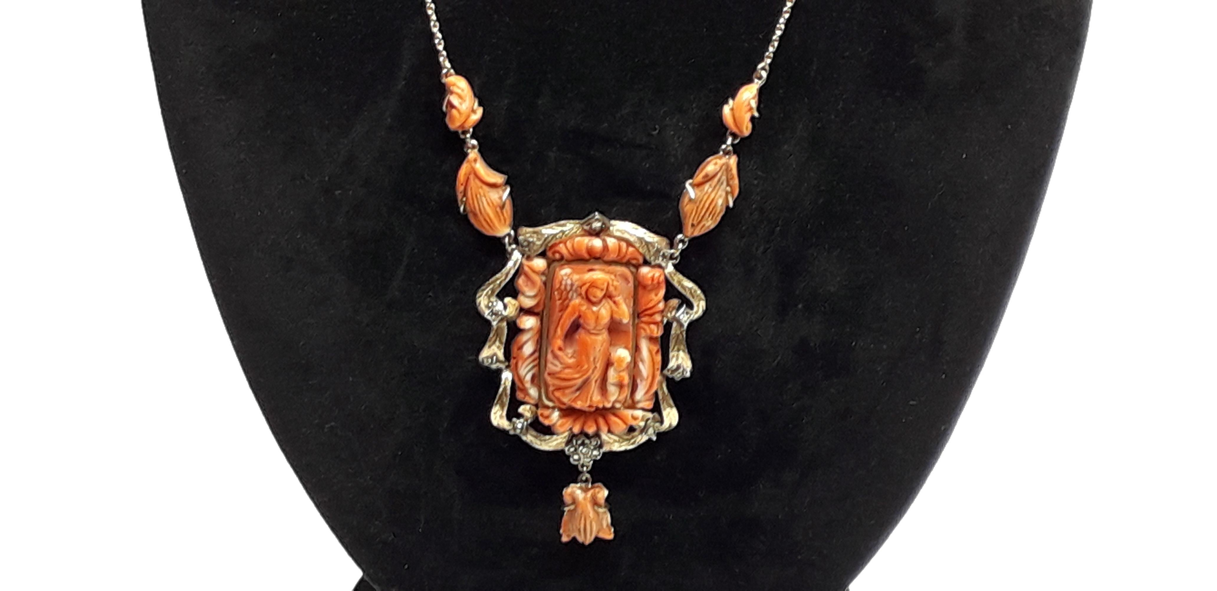 Beautiful necklace with 14K gold chain. At the center a large hand-carved coral pendant surrounded by small diamonds. High Italian gold craftsmanship perfect condition about 1980s.
