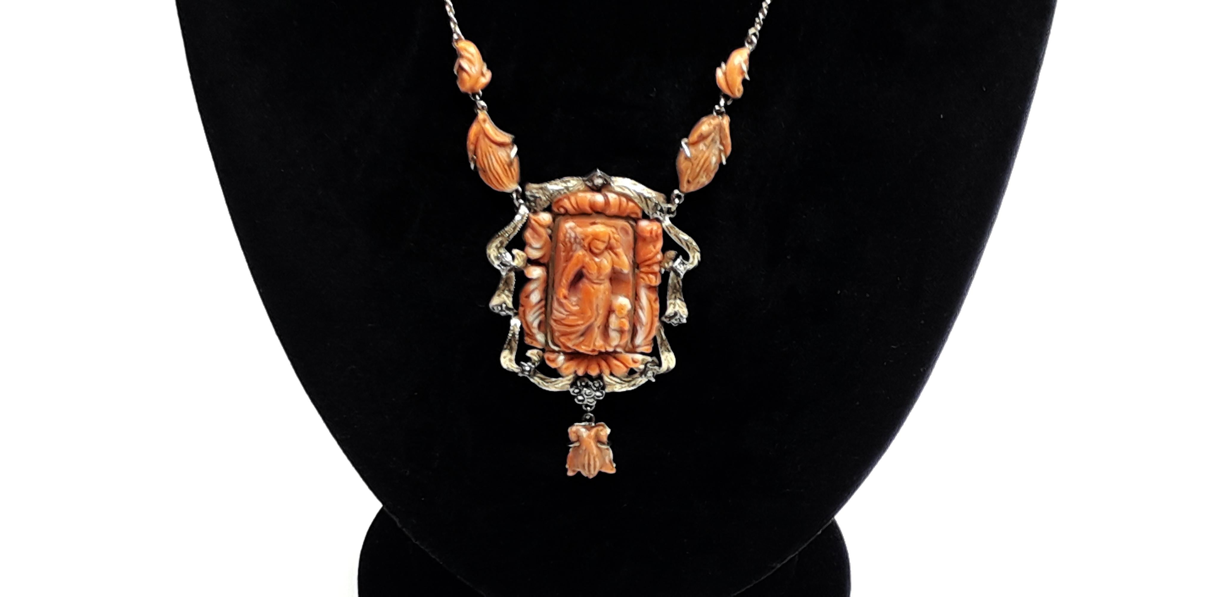 Gold and Hand Carved Coral Pendent Necklace In Excellent Condition For Sale In Bosco Marengo, IT