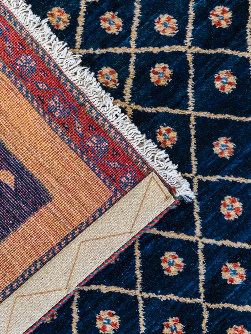 Tapis persan Shekarloo or et indigo, laine, noué à la main, 7' x 9' en vente 2