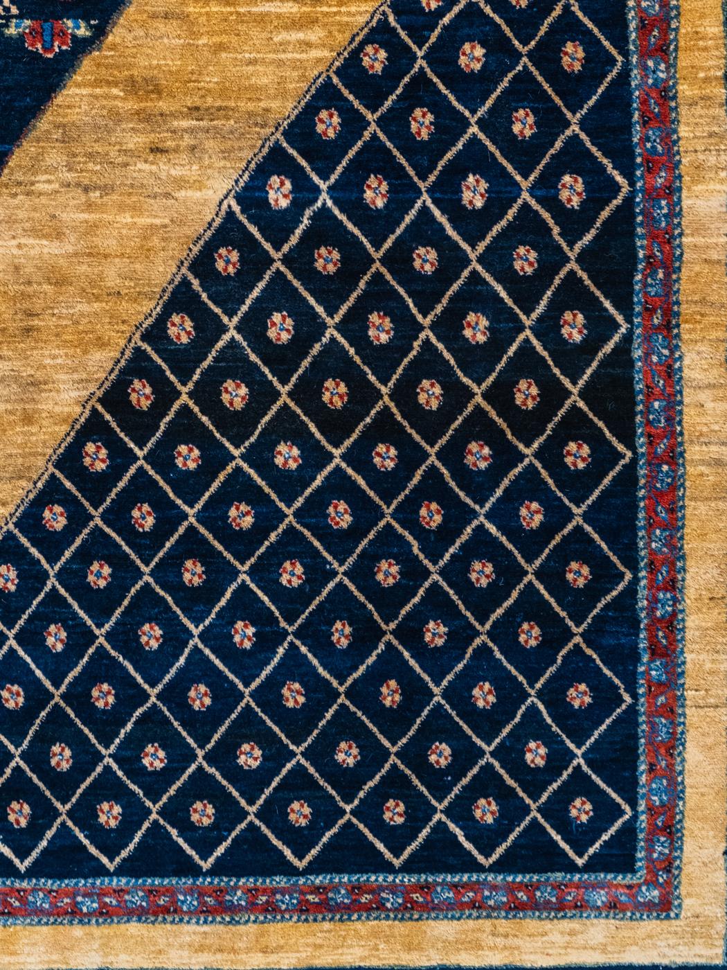 Perse Tapis persan Shekarloo or et indigo, laine, noué à la main, 7' x 9' en vente