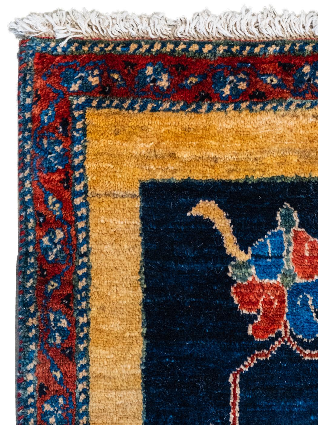 Tapis persan Shekarloo or et indigo, laine, noué à la main, 7' x 9' Neuf - En vente à New York, NY