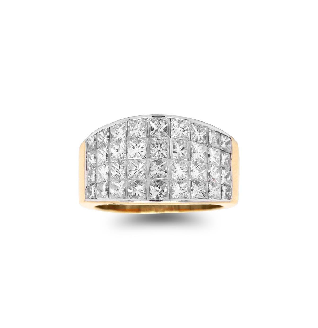 ring aus 18 K Gelb- und Weißgold mit unsichtbar gefassten Diamanten im Prinzessinnenschliff

3.80 Karat, Farbe G-F, Reinheit VS, Gesamtgewicht der Diamanten im Prinzessinnenschliff. Diamanten sind unsichtbar gefasst.

Ringfläche ist 0,45 Zoll