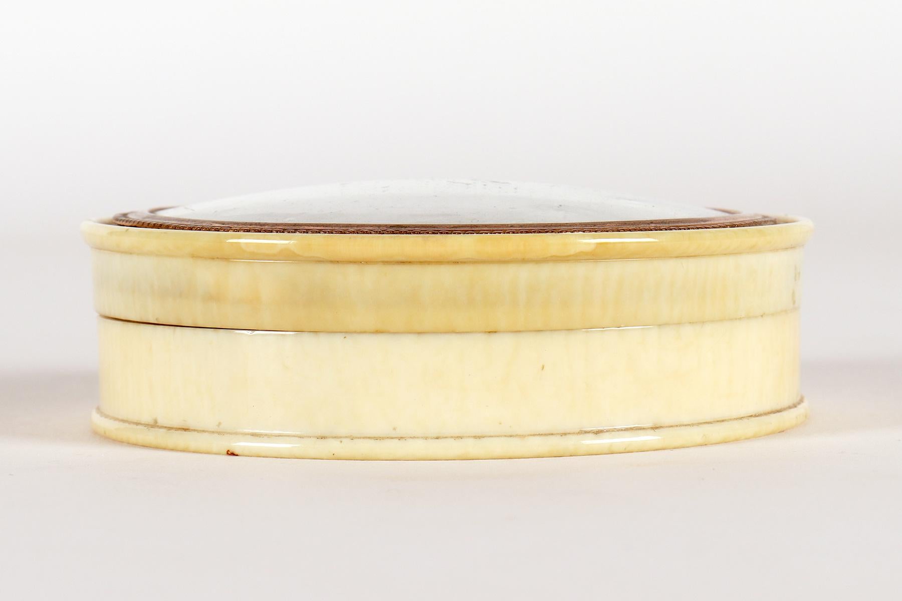 Tabacchiera in oro e avorio raffigurante Marli, Venere e Cupido, Francia 1750. in vendita 4