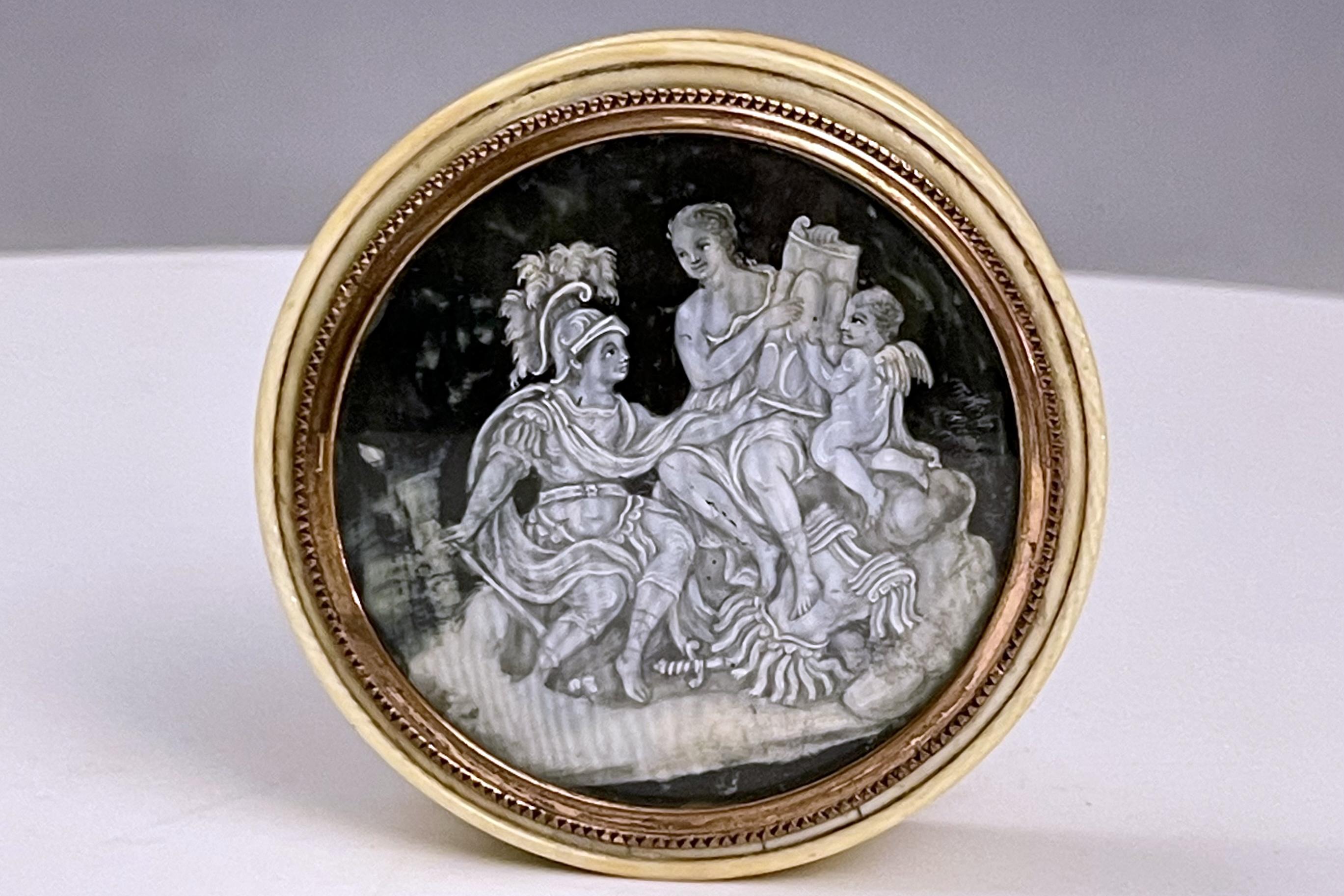 Schnupftabakdose aus Elfenbein und Schildpatt mit 18 K Goldrand. Eine Grisaille-Miniatur, die Mars, Venus und Amor darstellt. Frankreich zweite Hälfte des 18. Jahrhunderts. (VERSAND NUR IN DIE EU)