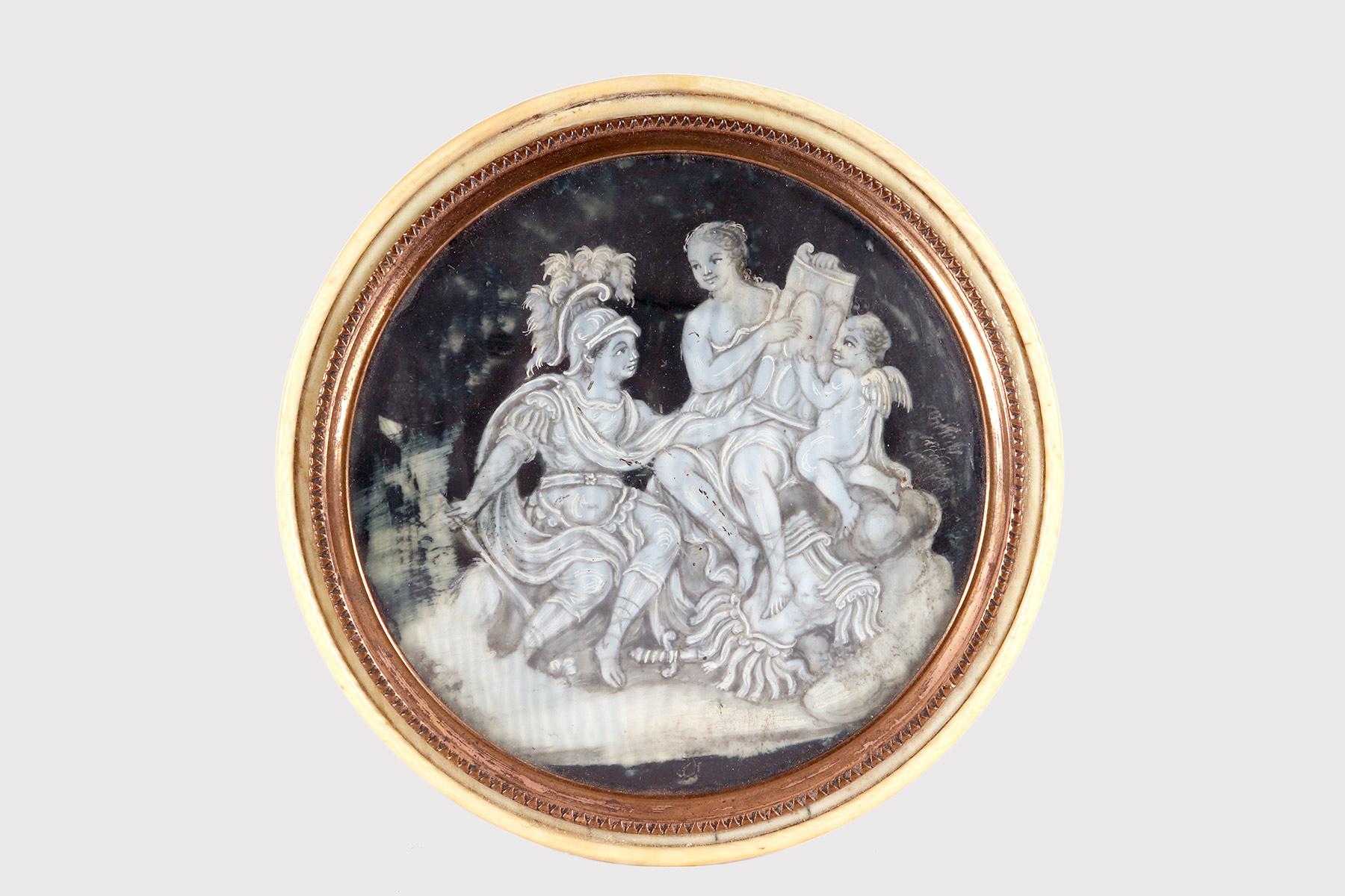 Tabacchiera in avorio e tartaruga con bordo in oro 18 K. Una miniatura a grisaglia che raffigura Marli, Venere e Cupido. Francia seconda metà del XVIII secolo. (SOLO PER L'UE)
