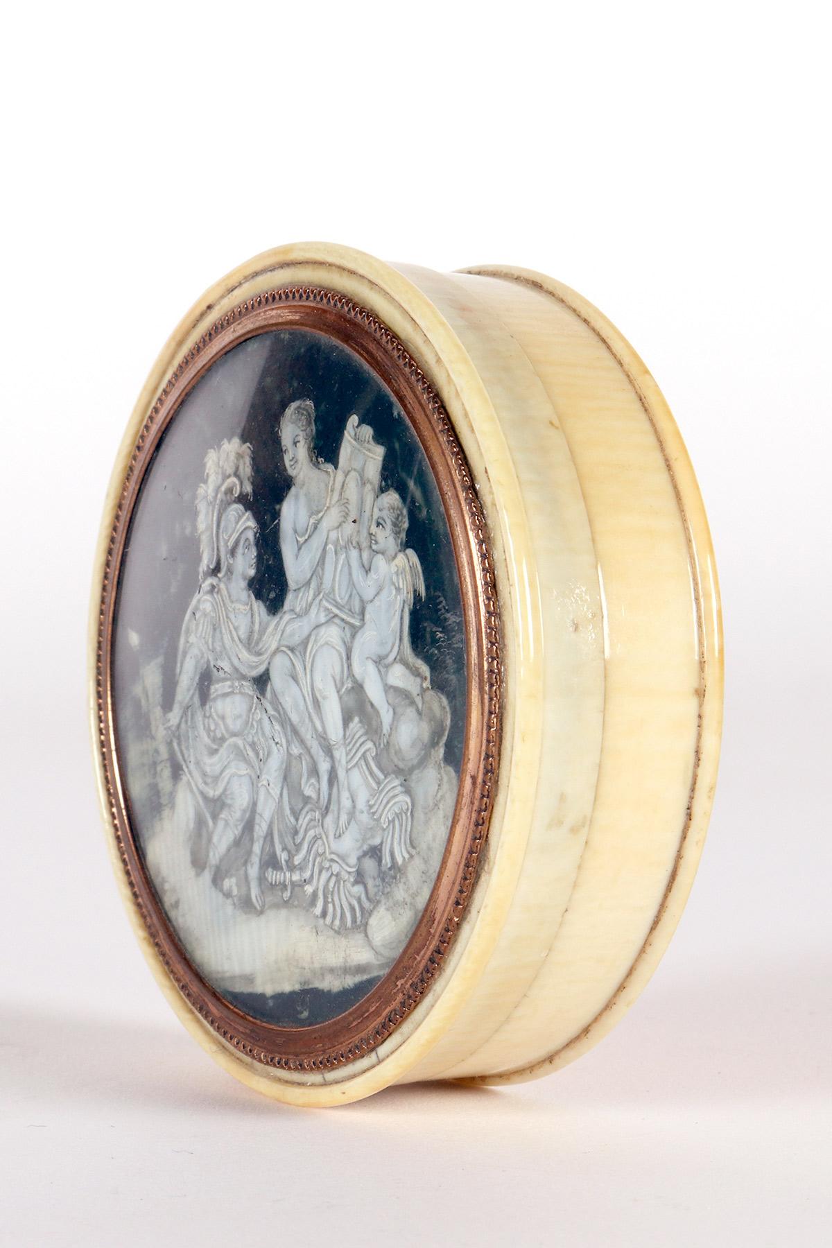 XVIII secolo Tabacchiera in oro e avorio raffigurante Marli, Venere e Cupido, Francia 1750. in vendita