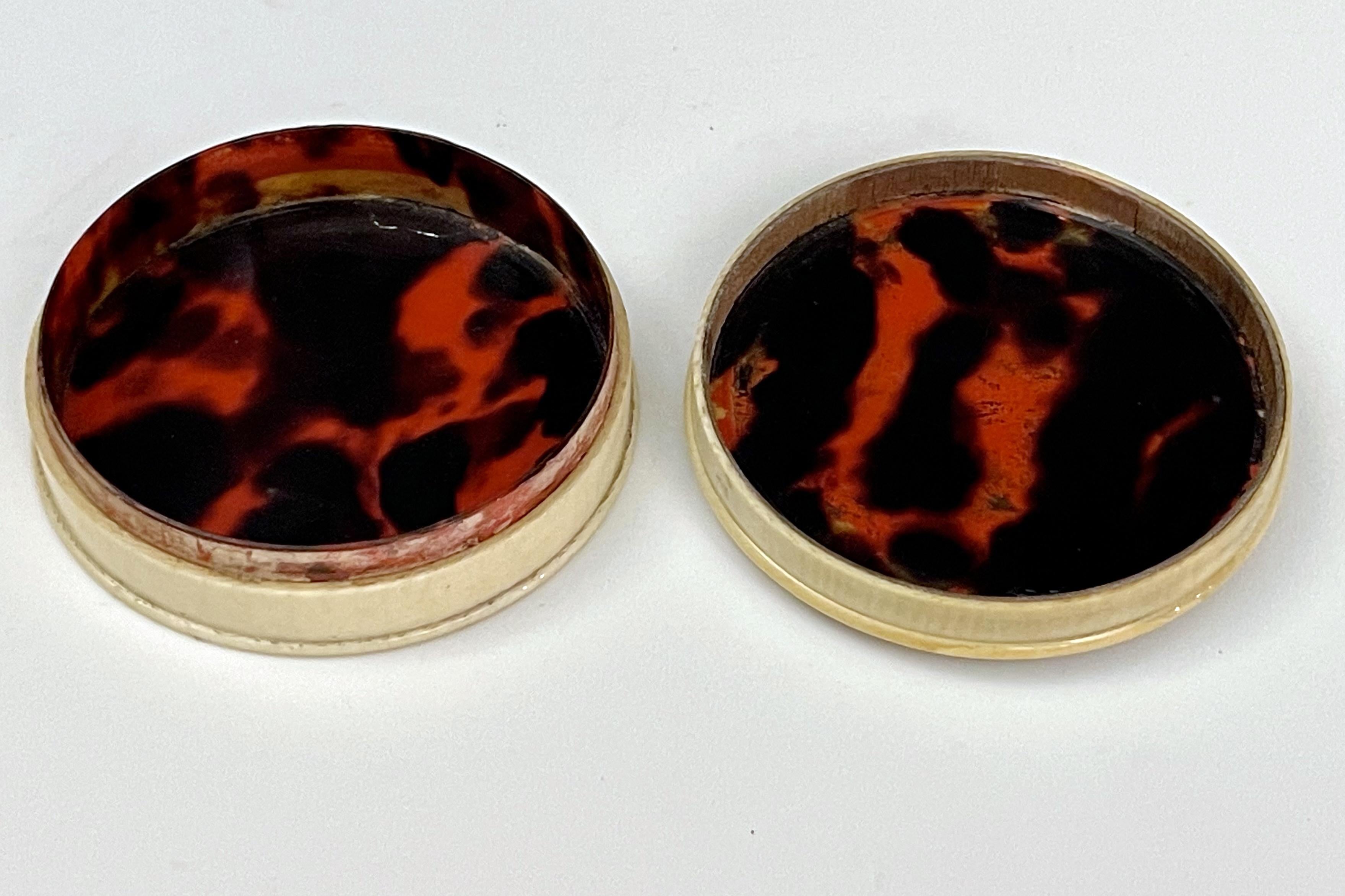 Gold and ivory snuffbox depicting Mars, Venus and Cupid, France 1750. For Sale 1