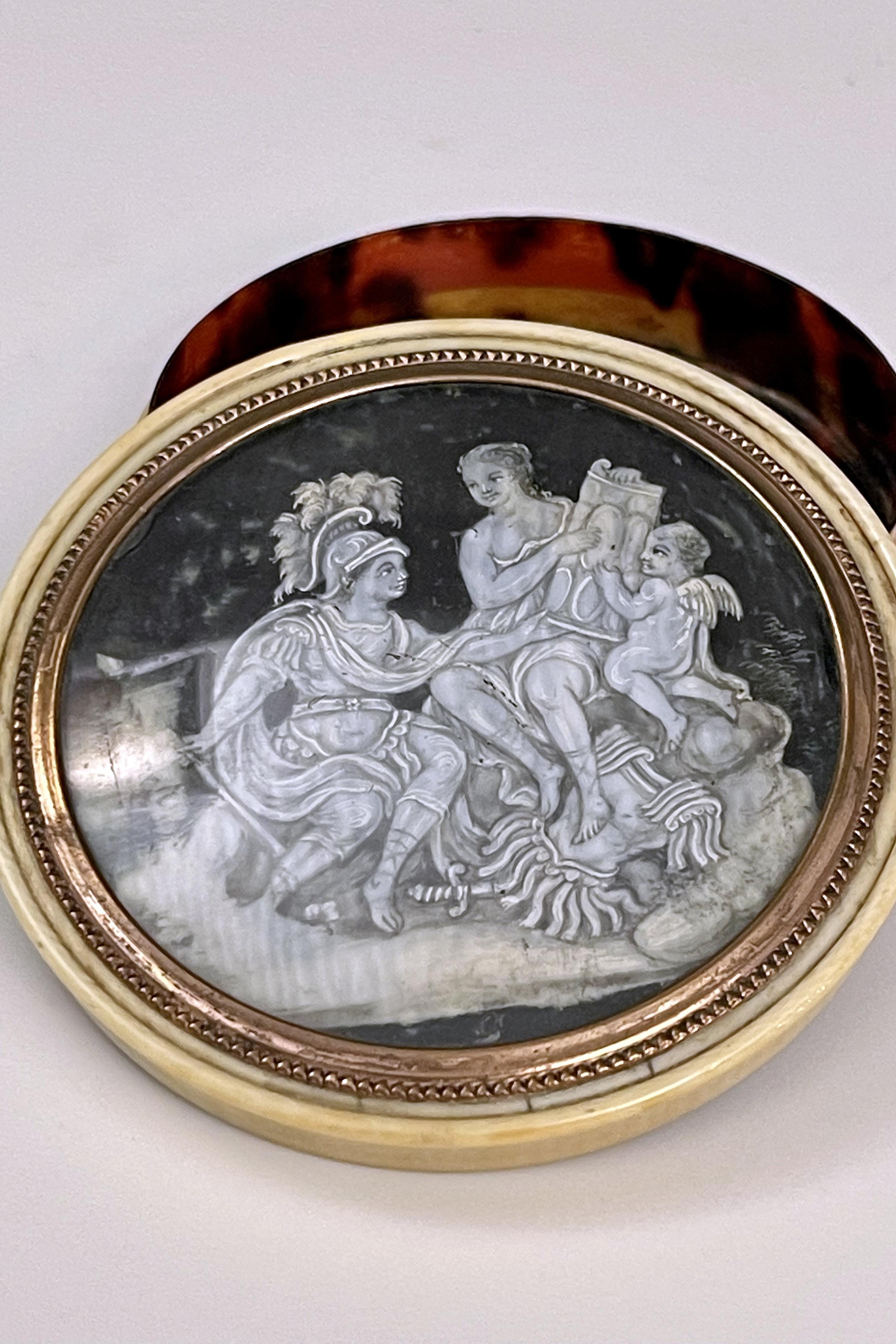 Gold- und Elfenbein-Schnupftabakdose mit der Darstellung von Mars, Venus und Amor, Frankreich 1750.  im Angebot 2
