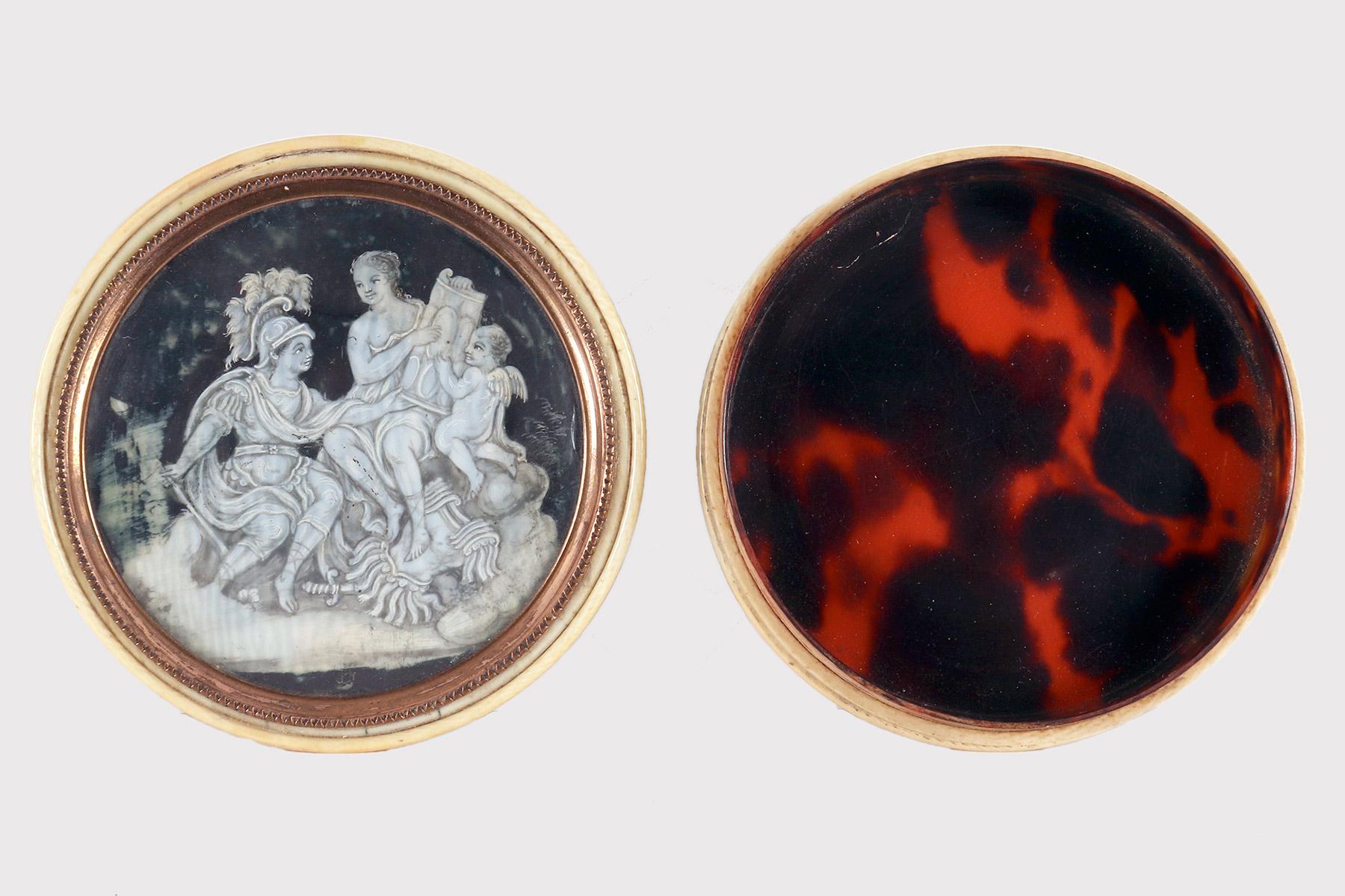 Tabacchiera in oro e avorio raffigurante Marli, Venere e Cupido, Francia 1750. in vendita 1