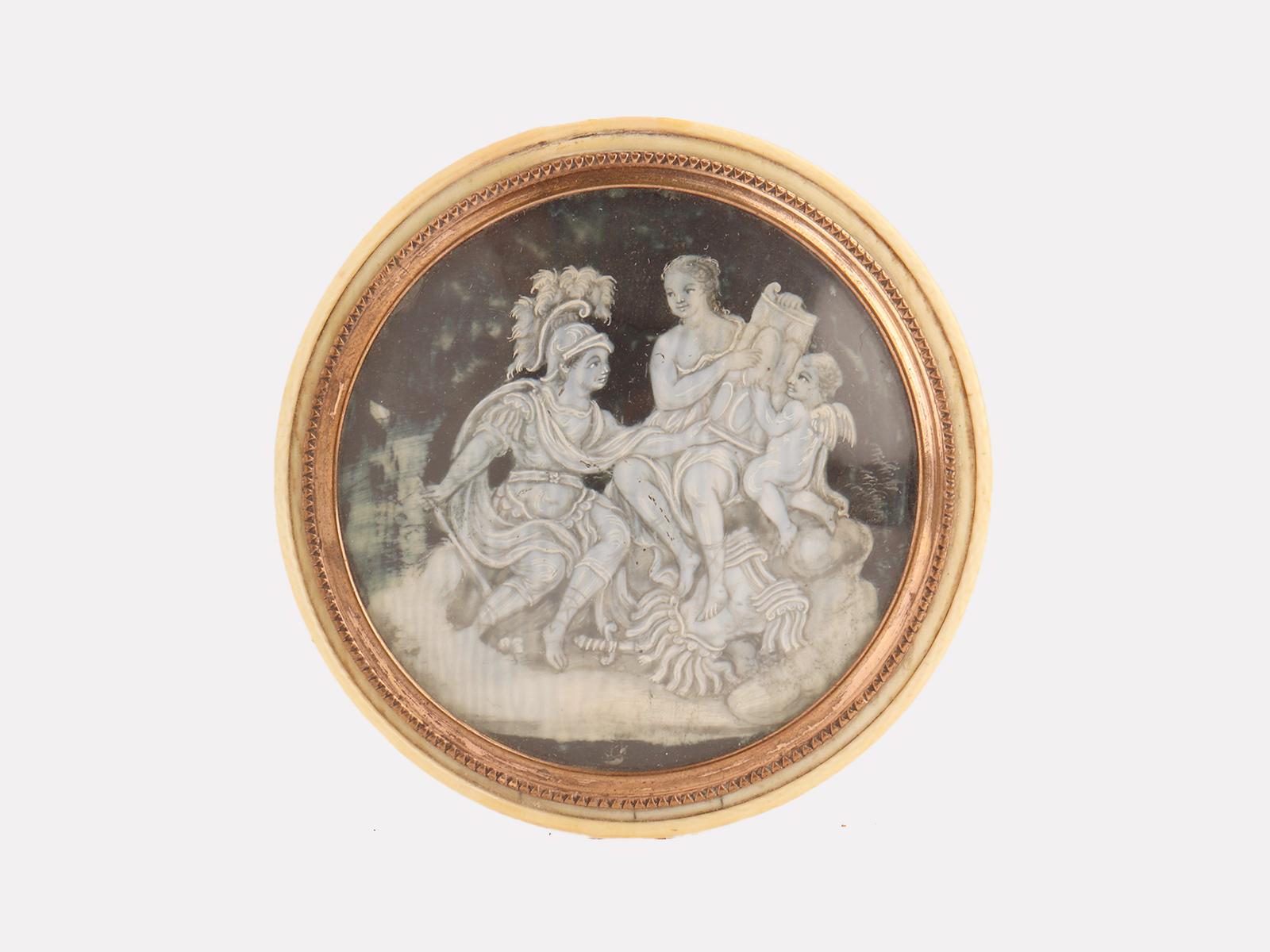 Gold and ivory snuffbox depicting Mars, Venus and Cupid, France 1750. For Sale 4