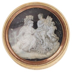 Gold and ivory snuffbox depicting Mars, Venus and Cupid, France 1750. 