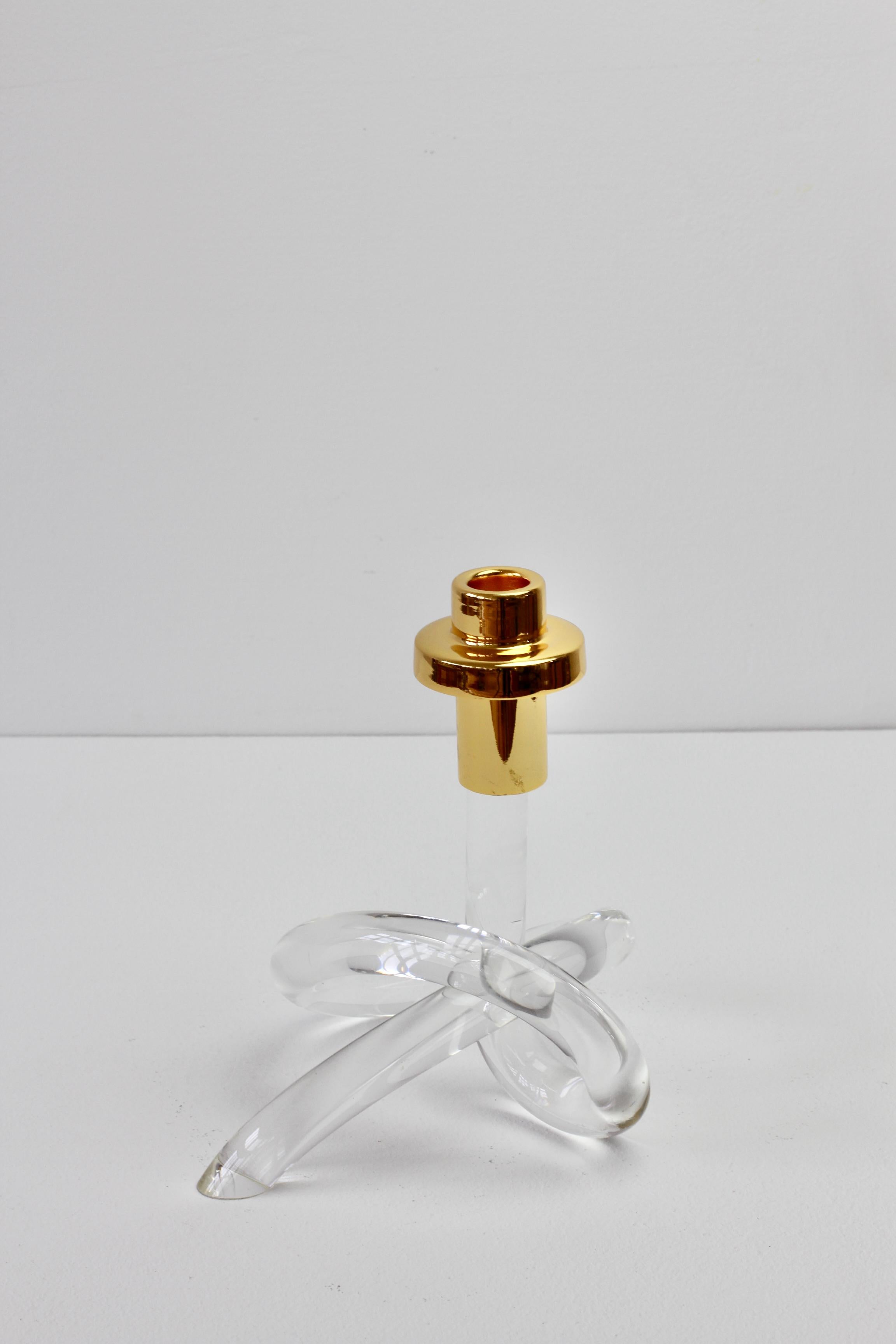 Kerzenständer/Kandelaber aus Gold und Lucite mit gedrehter Lünette von Dorothy Thorpe (Vergoldung) im Angebot