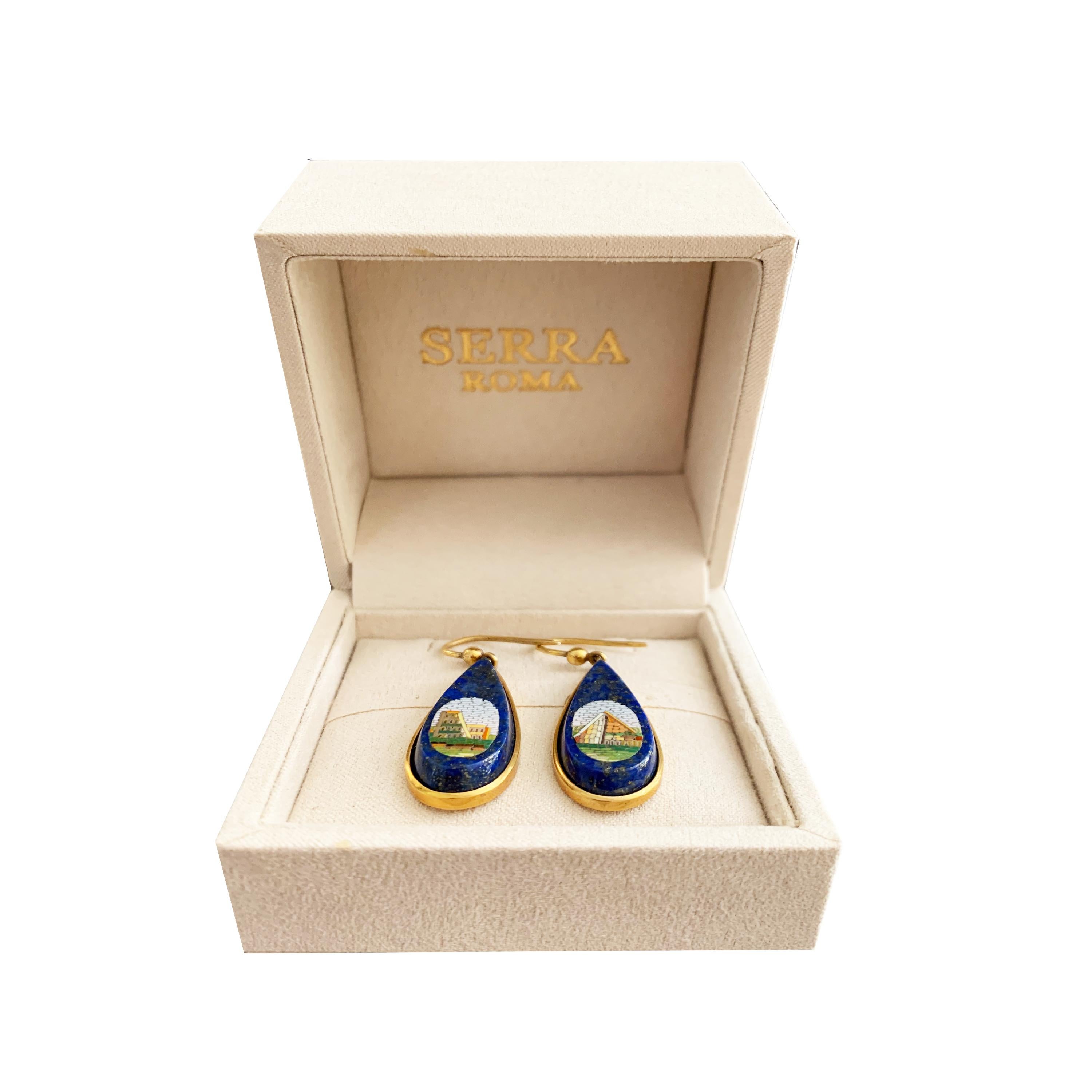 These gold, lapis lazuli and micromosaic earrings (mid 19th century) depict two Roman monuments : the Cestius Pyramid and the Colosseum ! They come from the Vatican Mosaic Studio that started up in 1727. Here the best mosaic artists that Rome