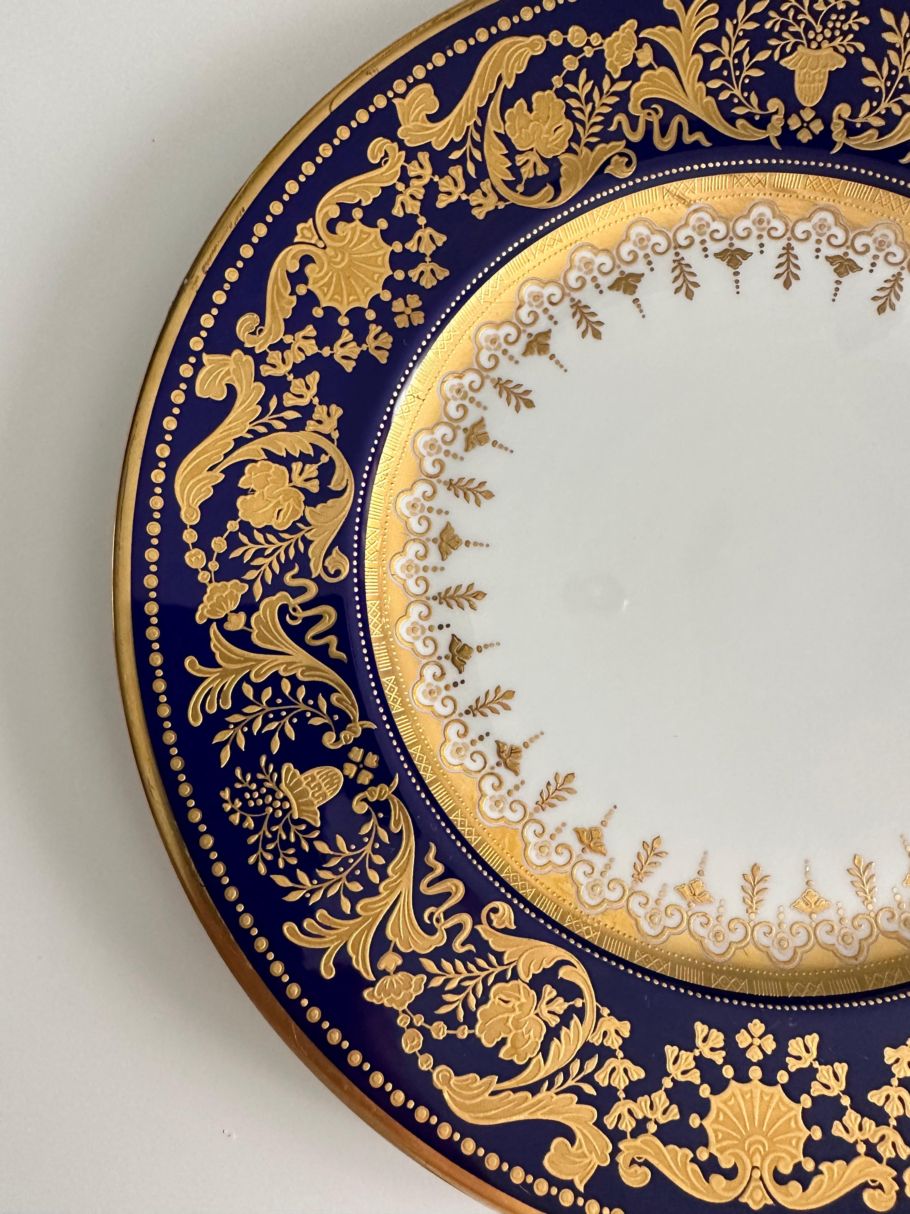 Piatto decorativo in oro e marina in stile Barocco di De Lamerie
Fine bone china con incisione a mano, placcata in oro 22 carati

Piatto decorativo, realizzato a mano nella fabbrica De Lameire, in Inghilterra, su ordinazione. Fine bone china.
