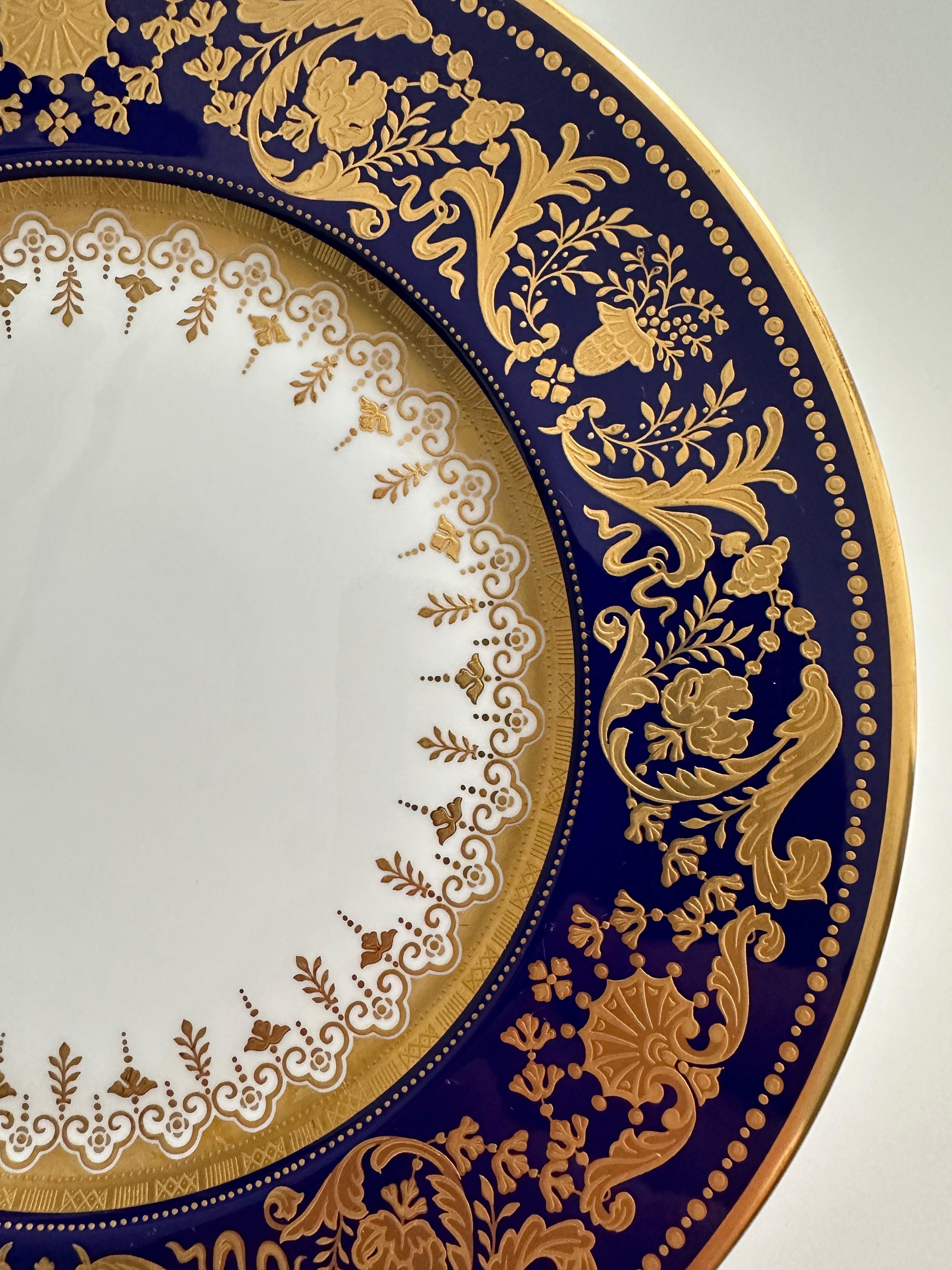 Inglese Piatto decorativo in oro e marina in stile Barocco di De Lamerie in vendita