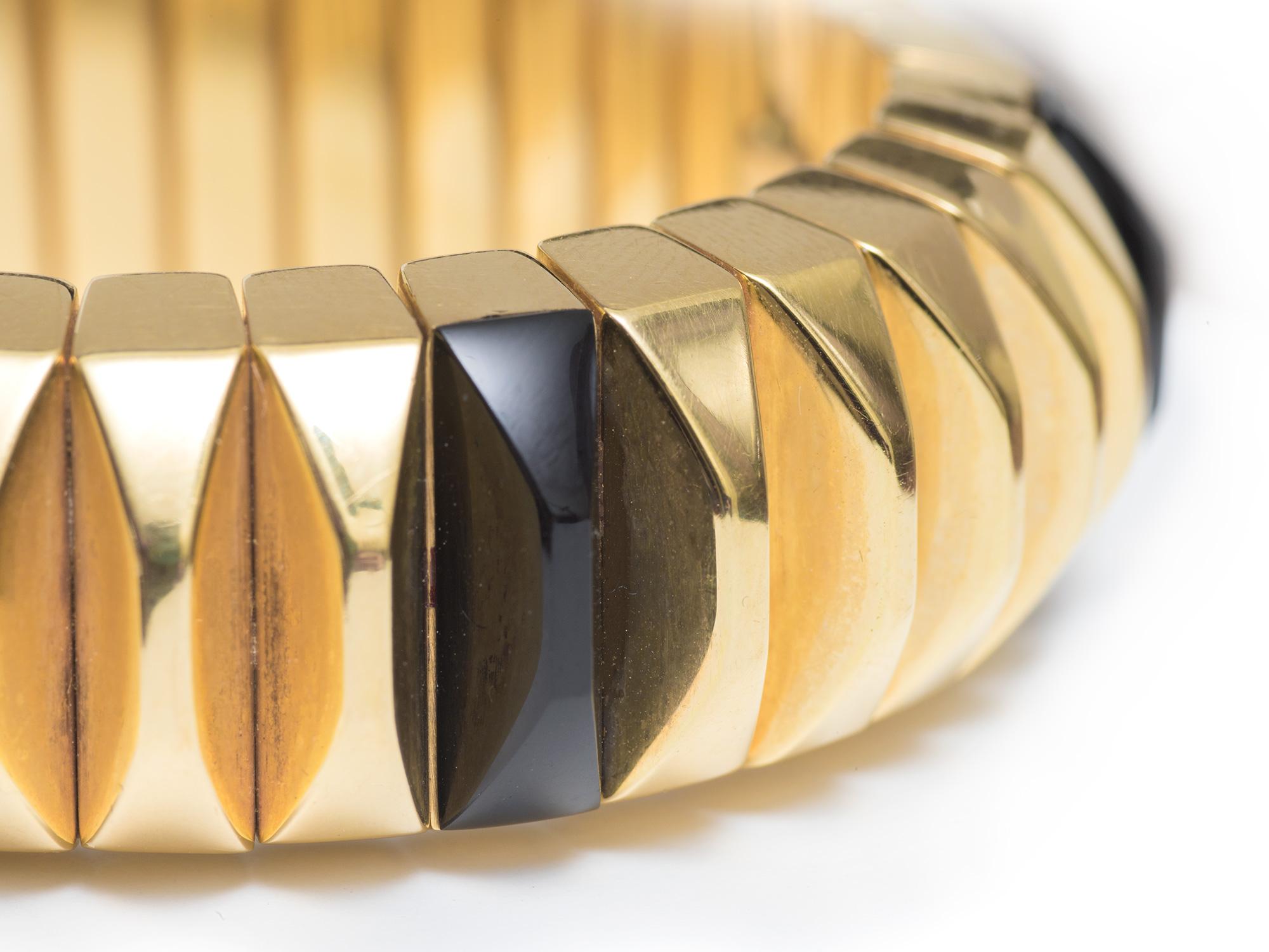 Gold and Onyx Ridged Bracelet In Good Condition For Sale In San Antonio, TX