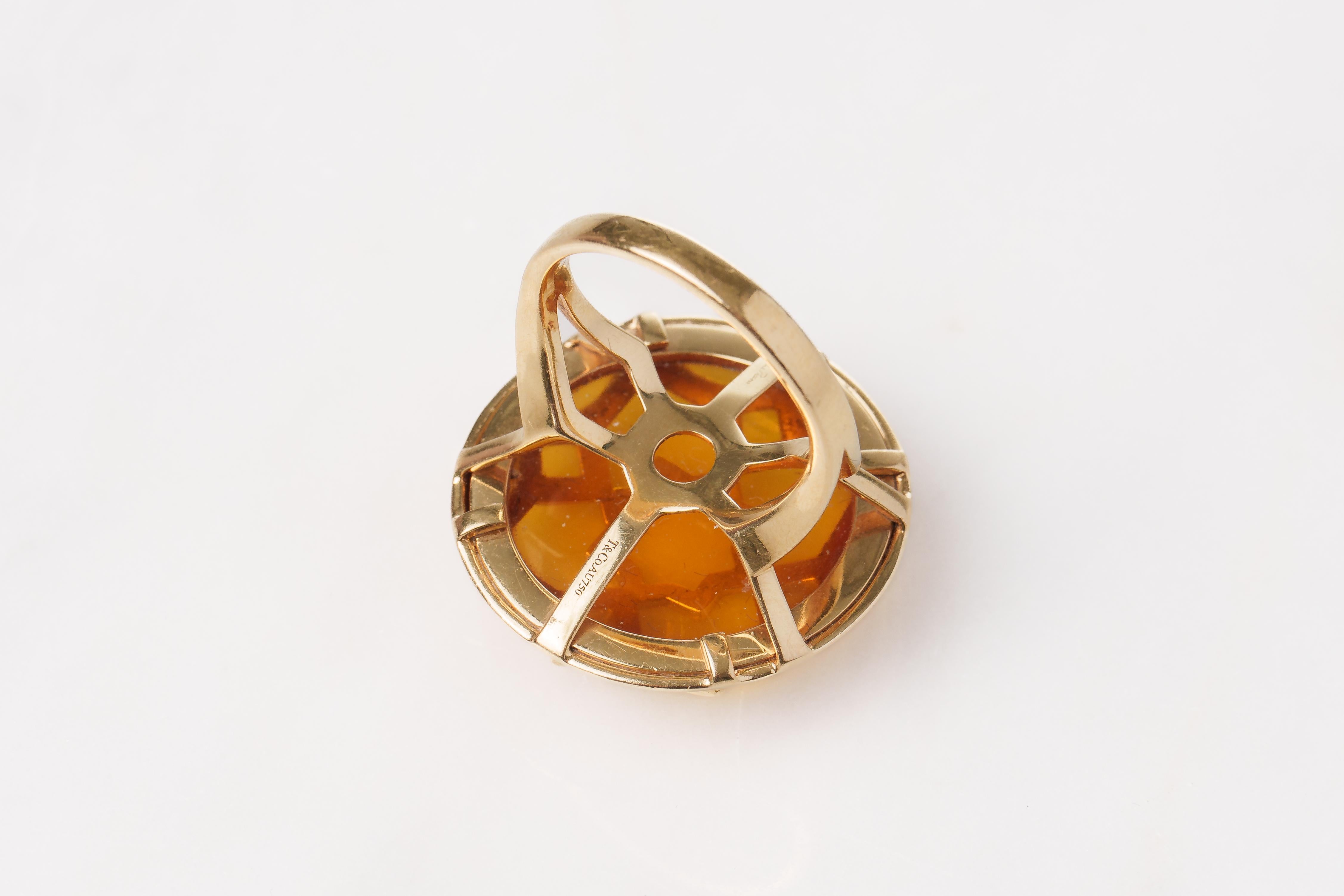 Un sorprendente anello in oro giallo 18 ct. e opale di Paloma Picasso for Tiffany & Co. della collezione Marrakech. Caratterizzato da un audace motivo floreale geometrico che circonda un grande cabochon di opale. 

Data: 1980

Pietre: