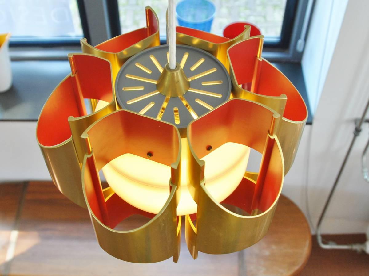 Gold- und orangefarbene Hängelampe von Bent Karlby für Lyfa, Dänemark 1960er Jahre (Moderne der Mitte des Jahrhunderts) im Angebot