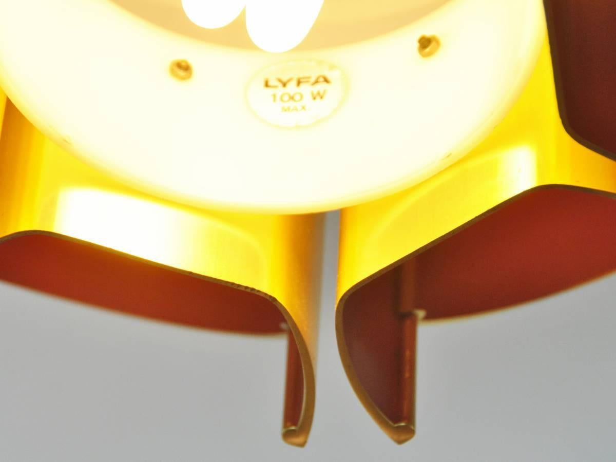 Milieu du XXe siècle Lampe pendante en or et orange par Bent Karlby pour Lyfa, Danemark 1960's en vente
