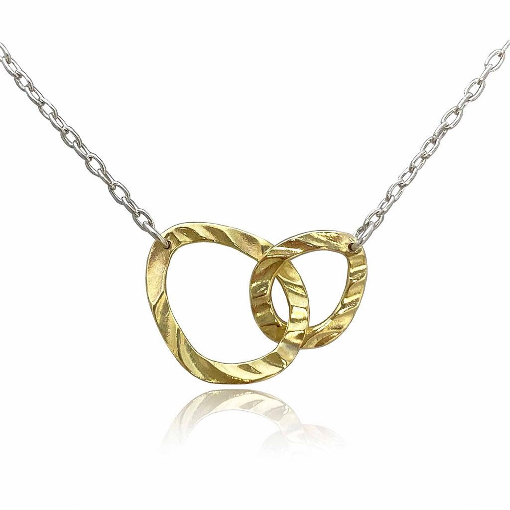 Le collier contemporain Harmony de K.Mita est fabriqué à la main par l'artiste à partir de deux galets ouverts en or jaune 18 carats et d'une chaîne en argent sterling oxydé, afin de créer un sentiment d'harmonie parfaite. Le pendentif mesure 21 mm