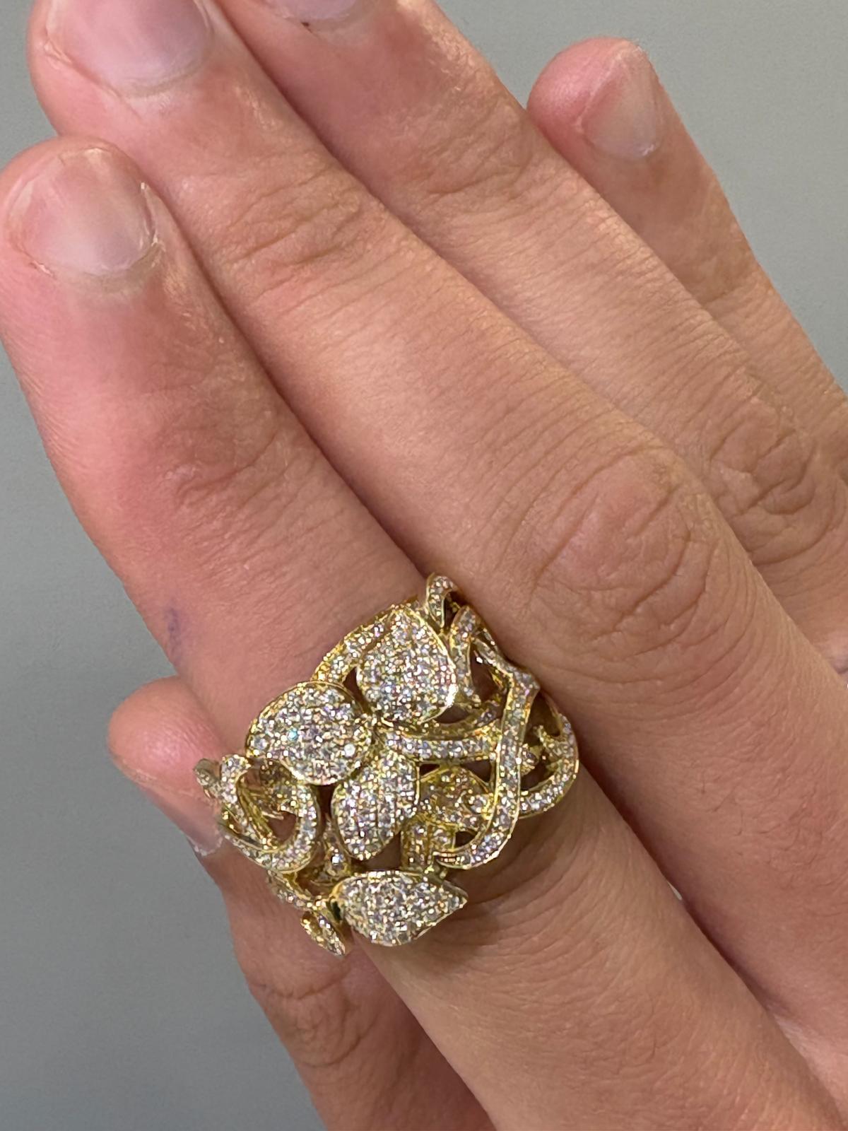 Gold and Pave Diamond Layered Leaf Motif Ring en Excelente estado para la venta en Princeton, NJ