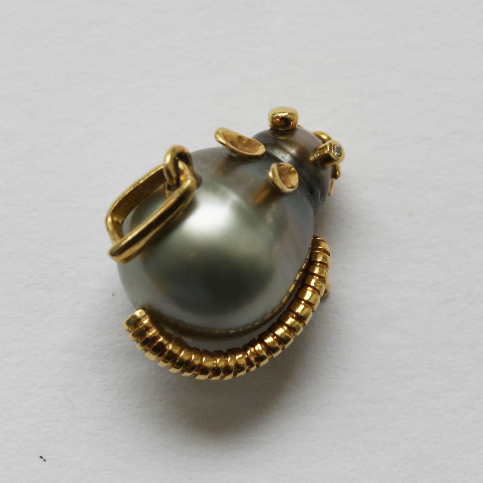 Gold and Pearl Mouse Charm In Excellent Condition In Amsterdam, NL